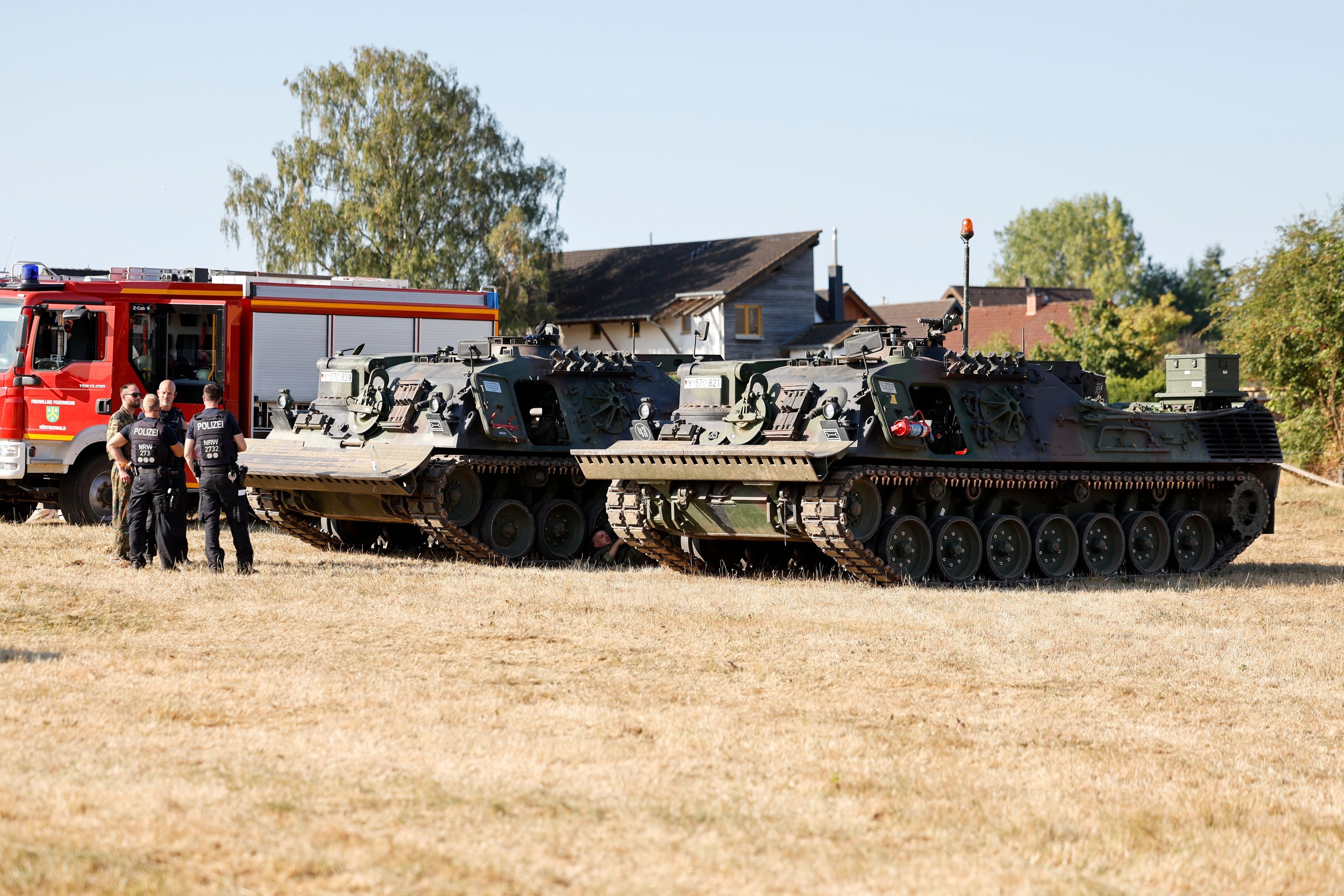 Räumungspanzer der Bundeswehr stehen im Bereitstellungsraum zum Waldbrand im Hürtgenwald.