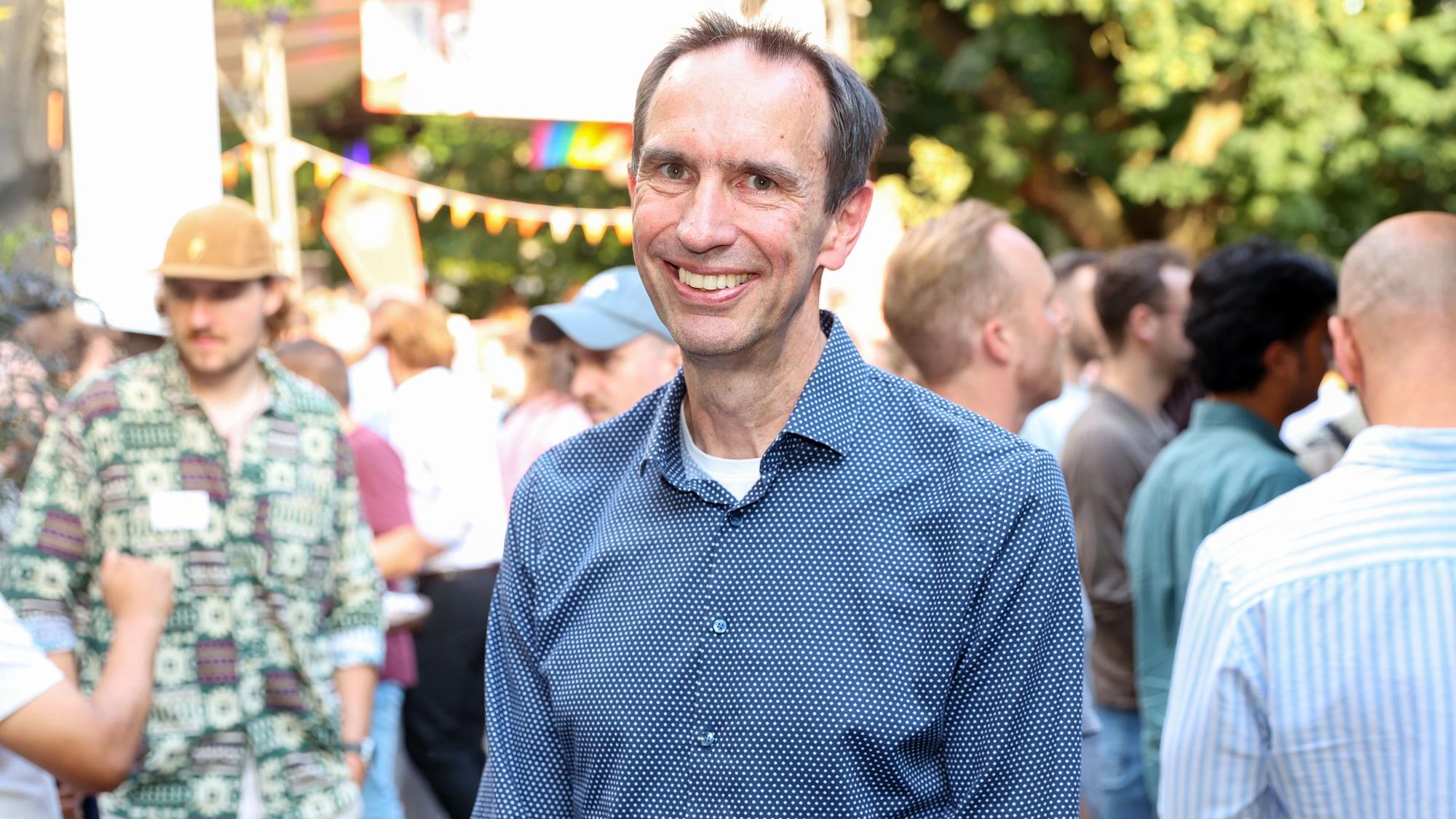 Marc Kley ist Direktor des Gateway Exzellenz Start-up Centers Köln. In seinem Job geht es auch ums Netzwerken – wie hier während des Kölner Branchentreffs im Stadtgarten.