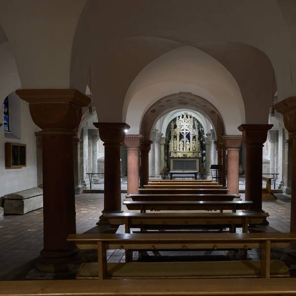 Die Krypta der Kirche Sankt Gereon von innen mit Blick auf den Kreuzigungsaltar.