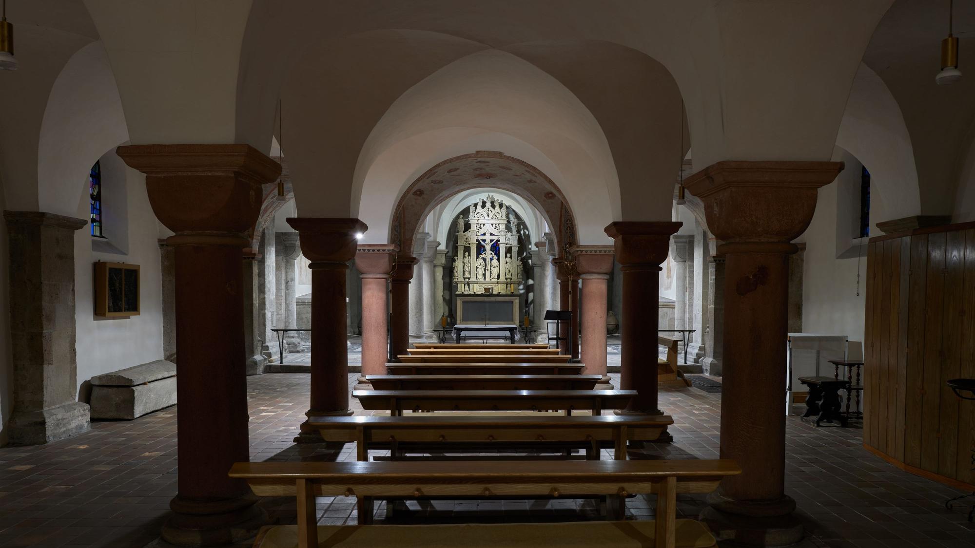 Die Krypta der Kirche Sankt Gereon von innen mit Blick auf den Kreuzigungsaltar.