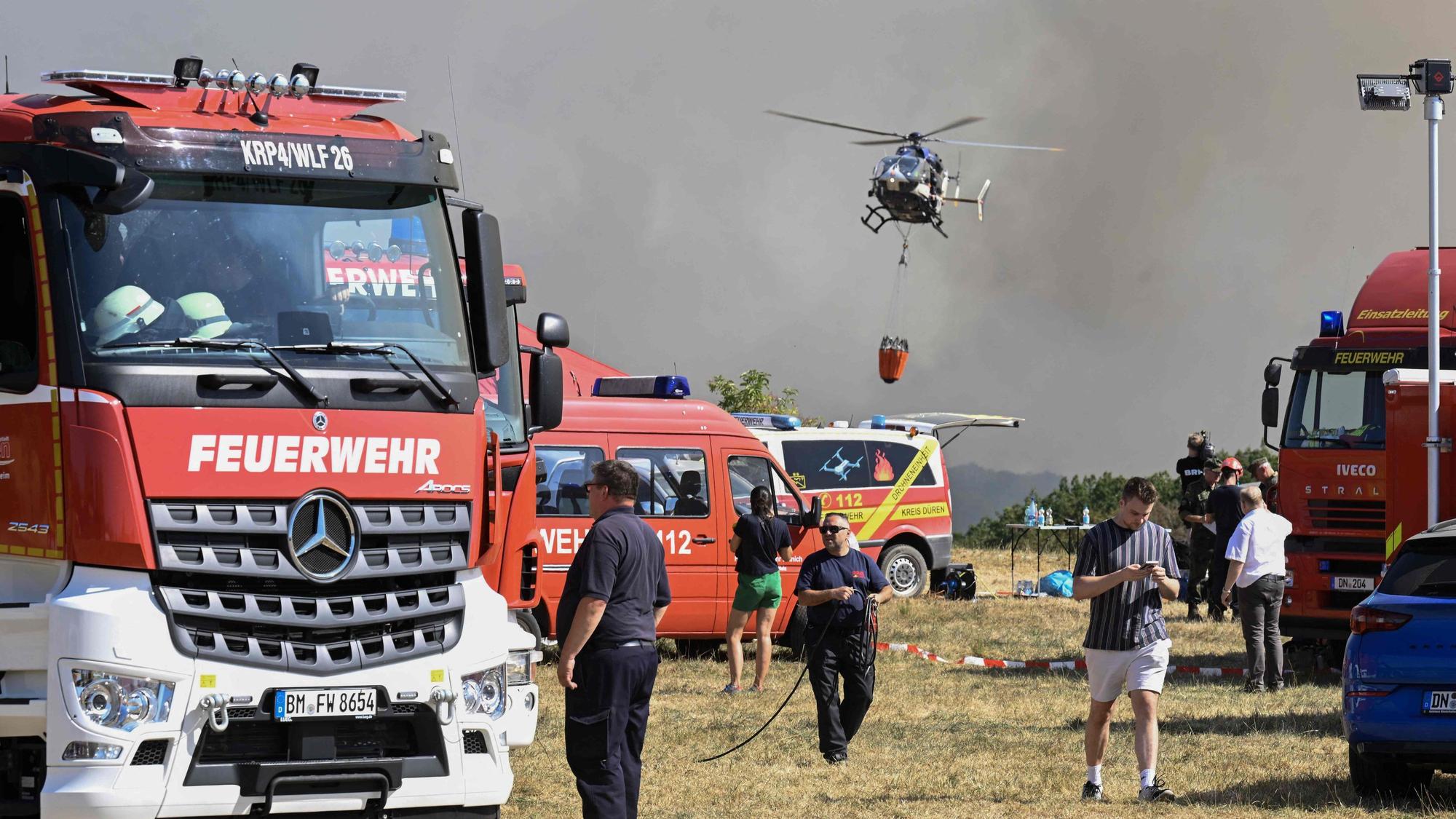 Das Bild zeigt Einsatzkräfte und -fahrzeuge der Feuerwehr am Sammelplatz bei Hürtgenwald.