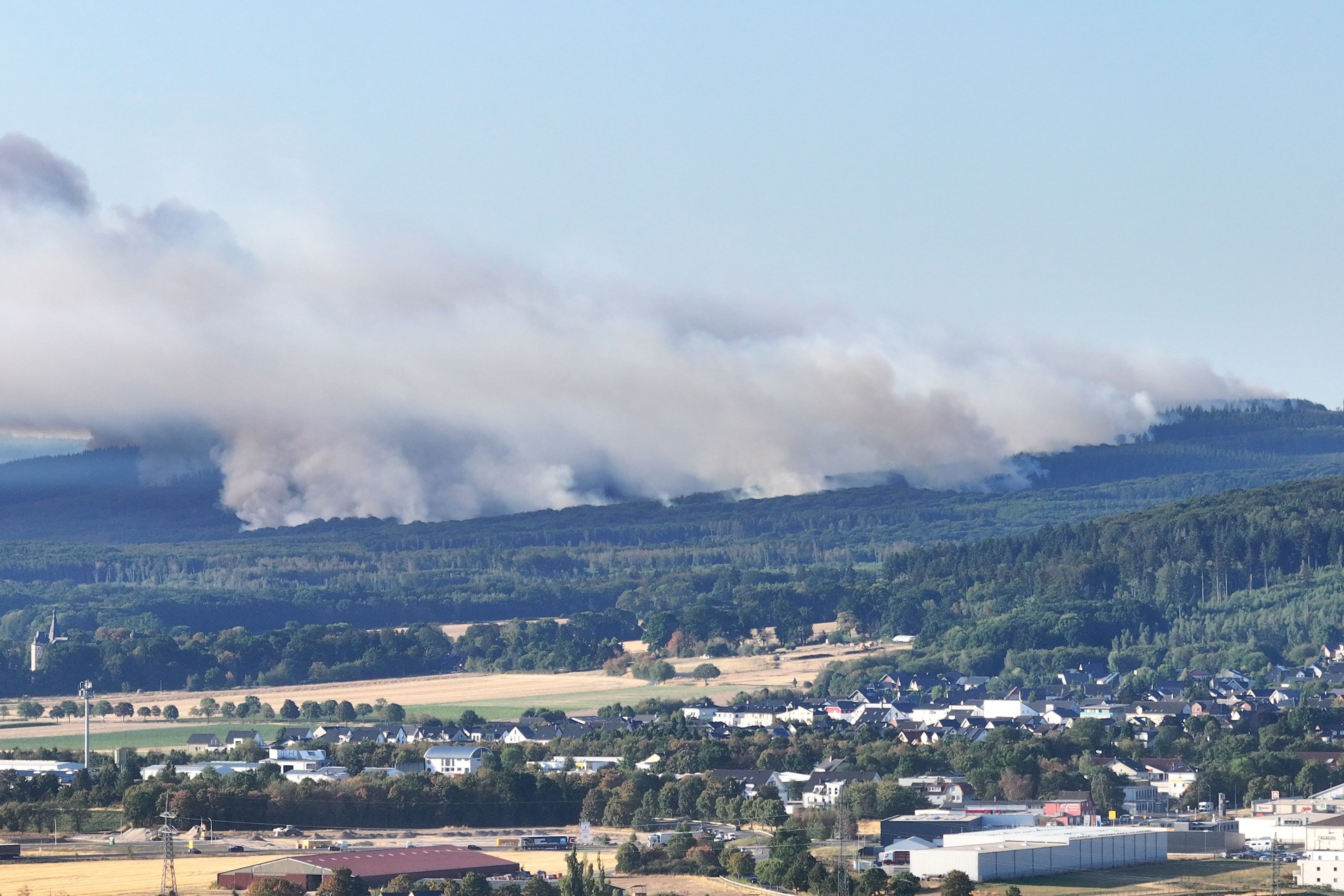 Dichter Rauch eines Waldbrands steigt über dem Hürtgenwald auf