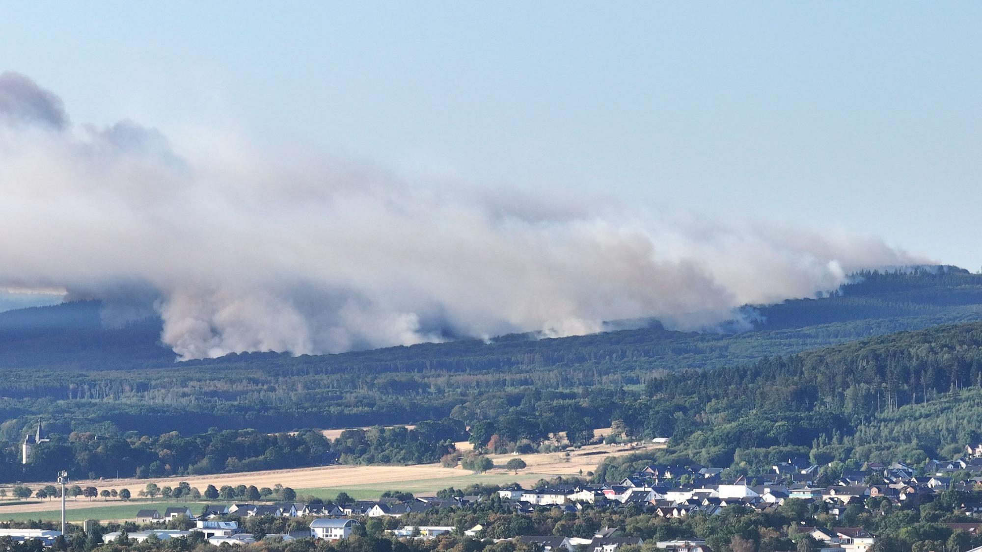 Dichter Rauch eines Waldbrands steigt über dem Hürtgenwald auf