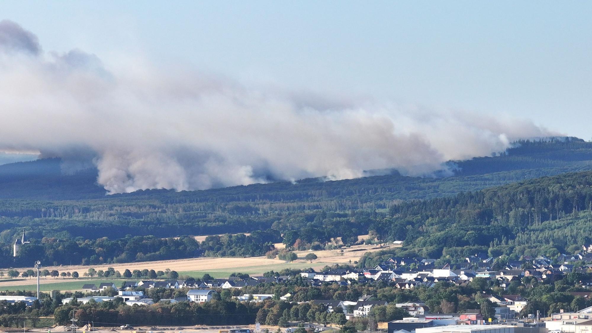 Rauch eines Waldbrandes steigt über dem Hürtgenwald auf.