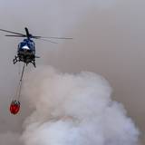 An einer Einsatzstelle werden Hubschrauber mit Löschwasser befüllt. Das Wasser wird anschließend zur Brandbekämpfung aus der Luft eingesetzt.