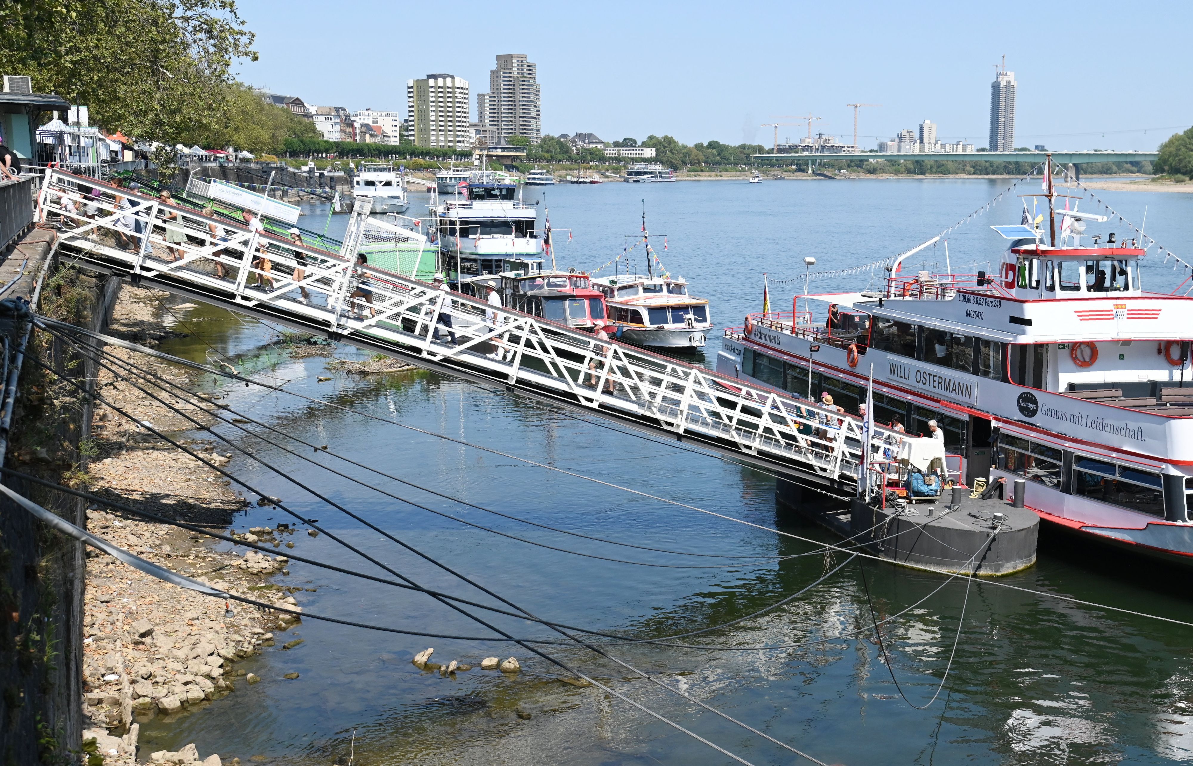 14.08.2026 Köln. Das Niedrigwasser im Rhein beeinträchtigt die Ausflugsschifffahrt. Die Pegelstände am Rhein bewegen sich weiterhin auf historisch niedrigem Niveau. Aktueller Pegel: 0,51m. Foto: Alexander Schwaiger
