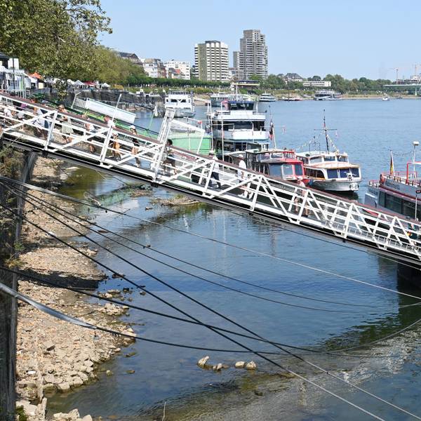 14.08.2026 Köln. Das Niedrigwasser im Rhein beeinträchtigt die Ausflugsschifffahrt. Die Pegelstände am Rhein bewegen sich weiterhin auf historisch niedrigem Niveau. Aktueller Pegel: 0,51m. Foto: Alexander Schwaiger