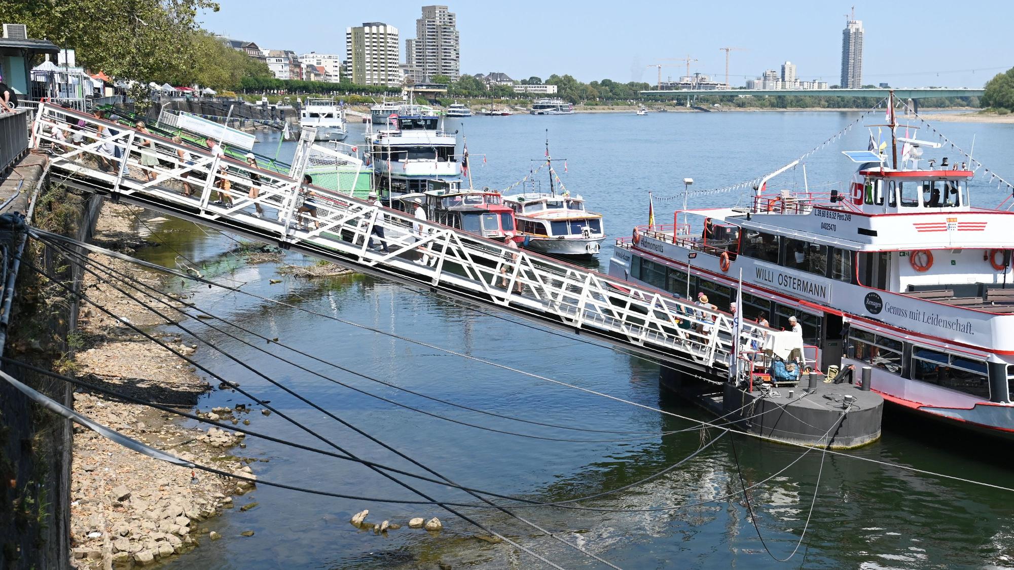 14.08.2026 Köln. Das Niedrigwasser im Rhein beeinträchtigt die Ausflugsschifffahrt. Die Pegelstände am Rhein bewegen sich weiterhin auf historisch niedrigem Niveau. Aktueller Pegel: 0,51m. Foto: Alexander Schwaiger