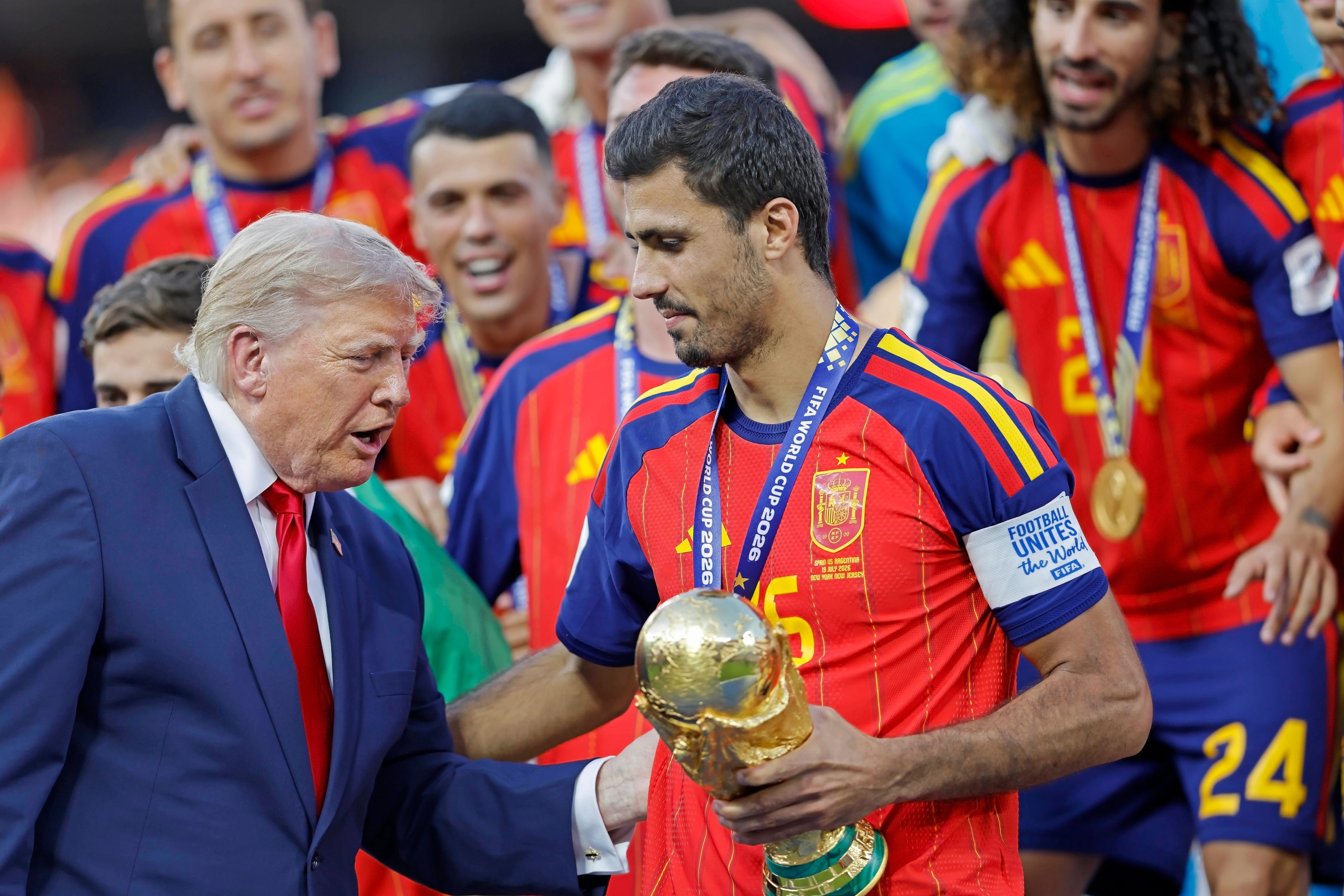 Nach dem gewonnen WM-Finale gegen Argentinien nahm Rodri den Weltpokal von US-Präsident Donald Trump entgegen.