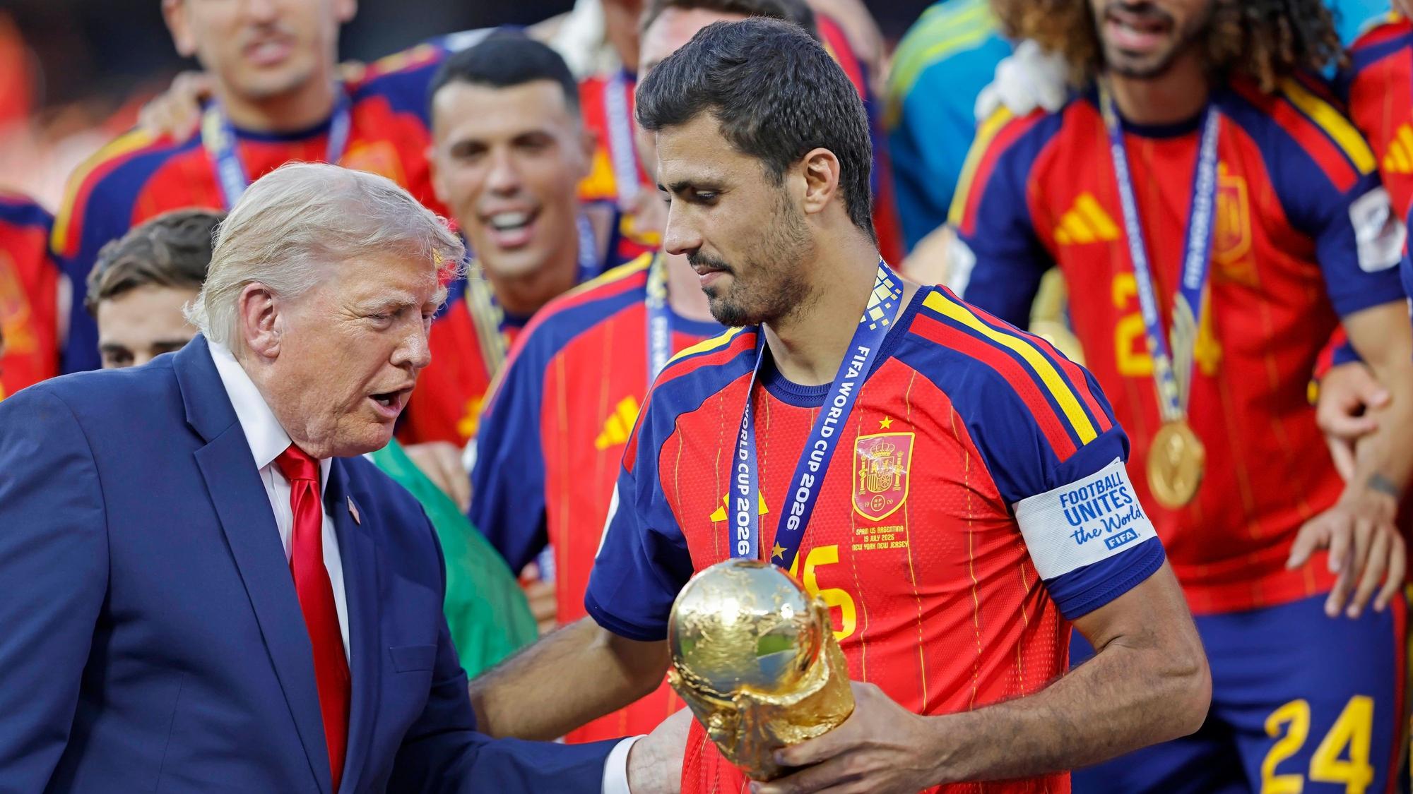 Nach dem gewonnen WM-Finale gegen Argentinien nahm Rodri den Weltpokal von US-Präsident Donald Trump entgegen.