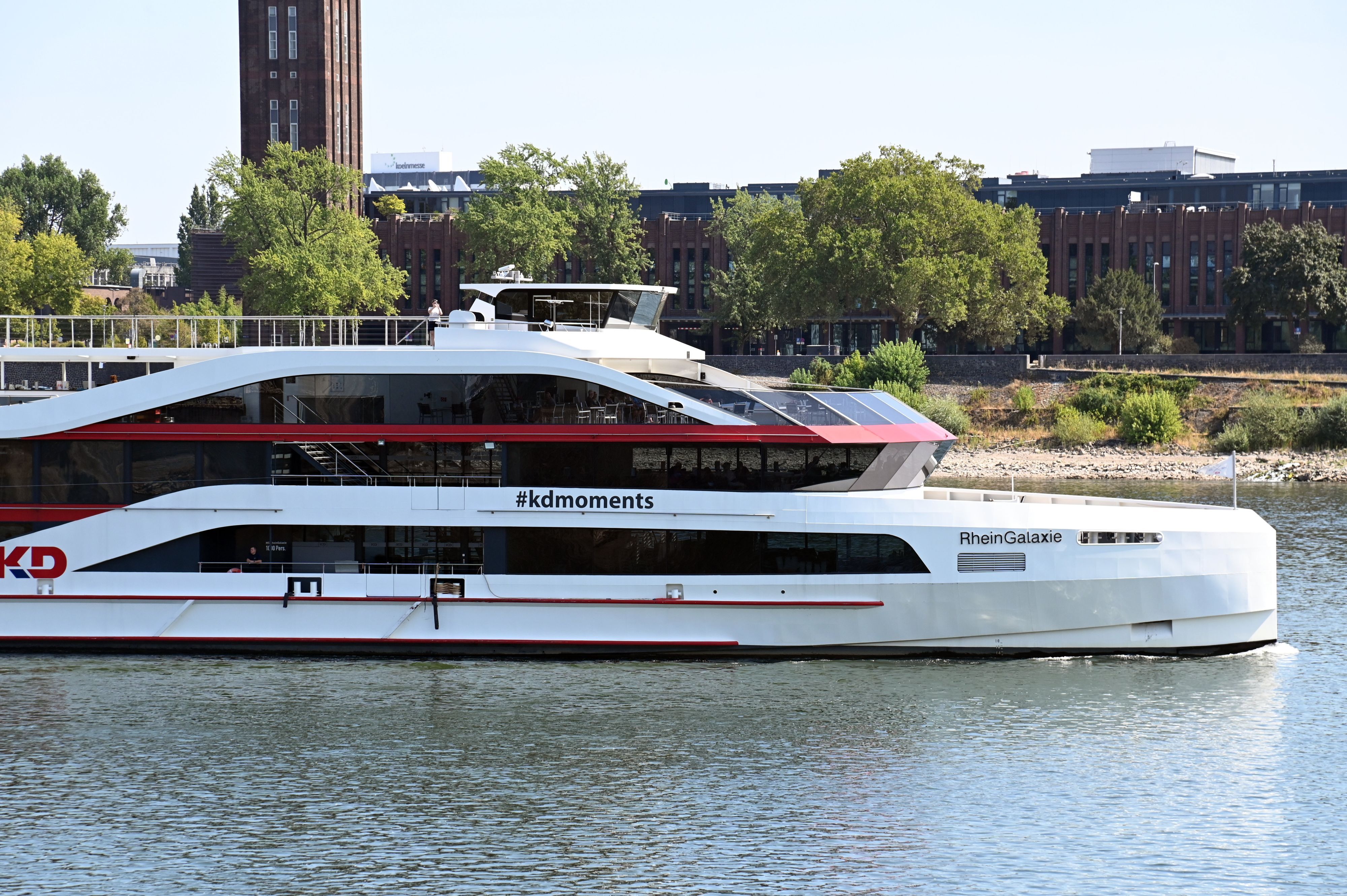 14.08.2026 Köln. Das Niedrigwasser im Rhein beeinträchtigt die Ausflugsschifffahrt. Die Pegelstände am Rhein bewegen sich weiterhin auf historisch niedrigem Niveau. Aktueller Pegel: 0,51m. Foto: Alexander Schwaiger