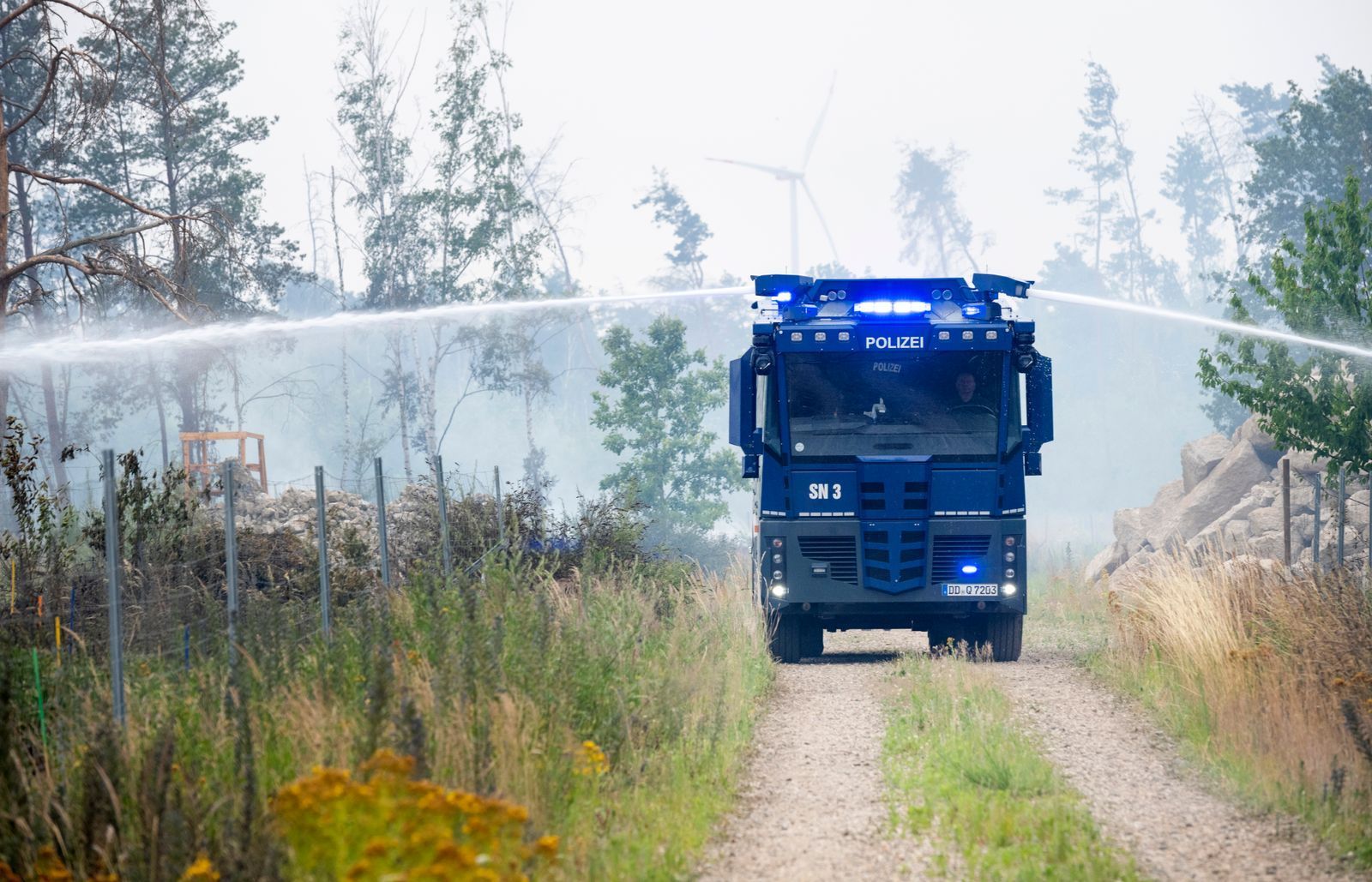 In Nordrhein-Westfalen nahe Hürtgen brennen aktuell hunderte Hektar Wald. Hunderte Kräfte sind im Einsatz. Abgebildet ist ein Löscheinsatz bei einem Waldbrand bei Gohrischheide im vergangnen Jahr, bei dem insgesamt mehr als 2.000 Hektar Wald betroffen waren. (Bild: 2025 Getty Images/Norbert Millauer)