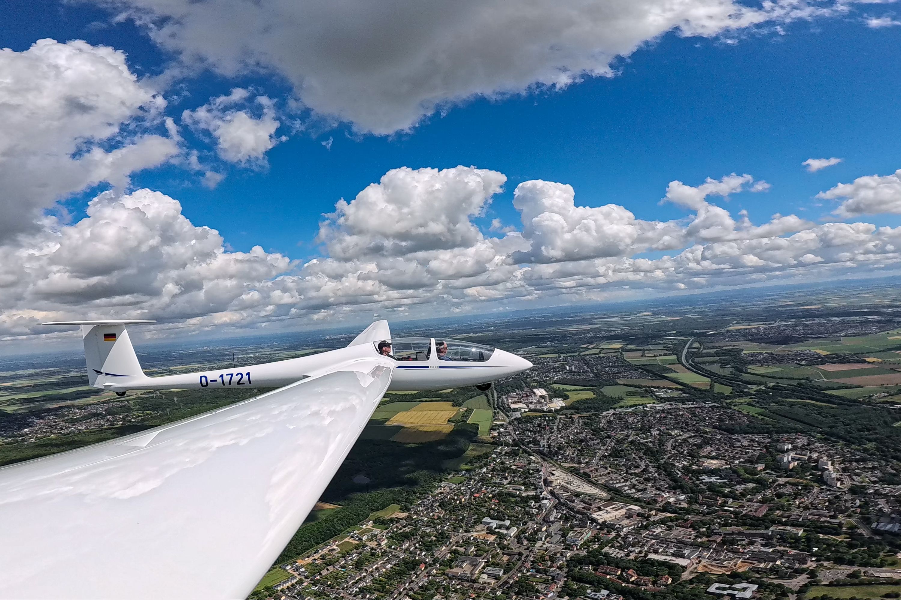 Ein Segelflugzeug in luftiger Höhe.