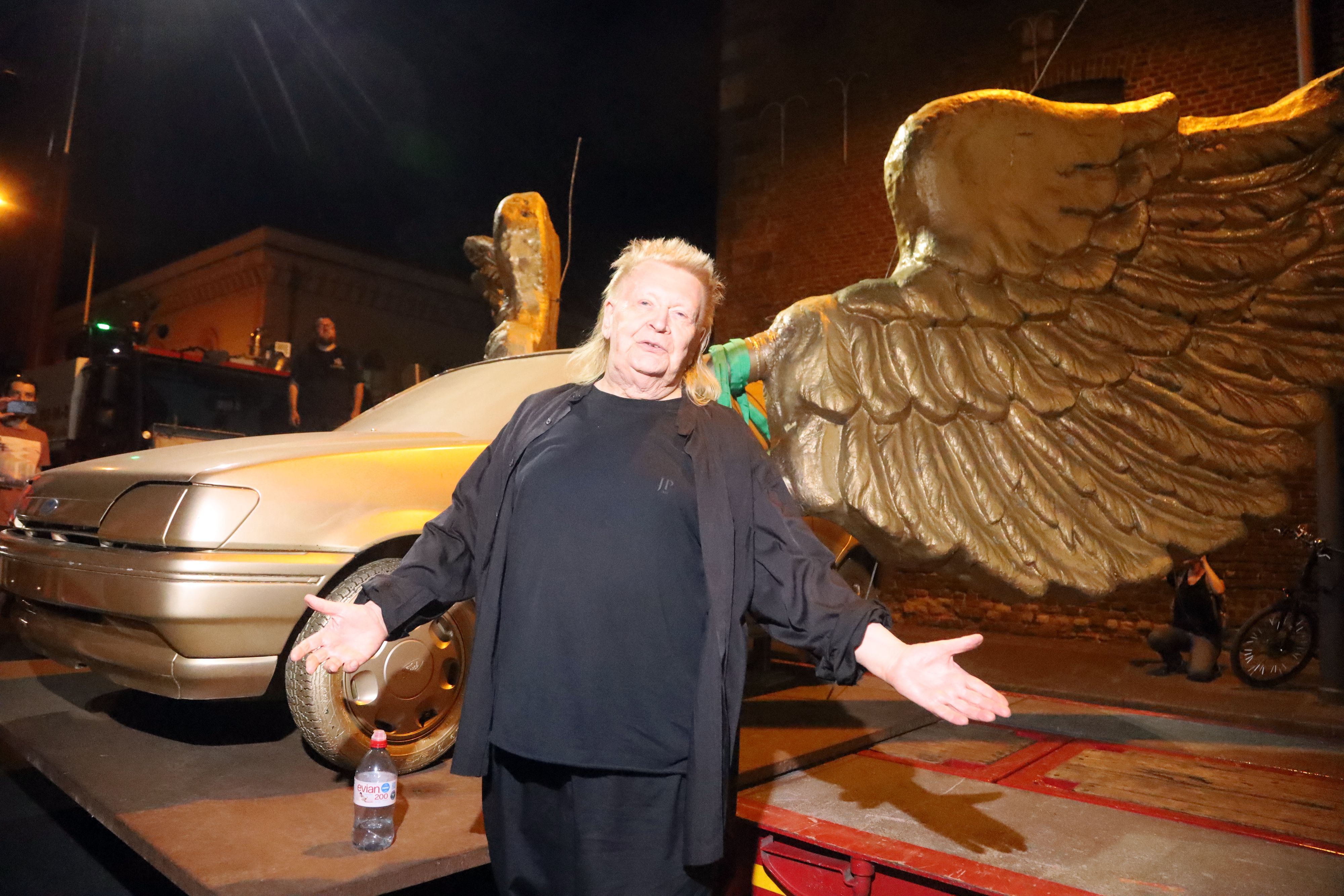 13.08.2026, Köln: Der „Goldene Vogel“, eine meist nur als  „Flügelauto“ bezeichnete Skulptur des Künstlers HA Schult, wird von seinem Platz auf dem Treppenturm des historischen Zeughauses entfernt. Dort war es seit 1991 platziert. Nach einer Restauration soll es an anderer Stelle wieder aufgestellt werden.  Foto: Arton Krasniqi