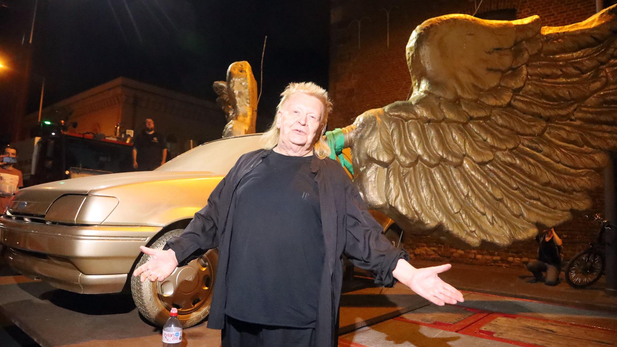 13.08.2026, Köln: Der „Goldene Vogel“, eine meist nur als „Flügelauto“ bezeichnete Skulptur des Künstlers HA Schult, wird von seinem Platz auf dem Treppenturm des historischen Zeughauses entfernt. Dort war es seit 1991 platziert. Nach einer Restauration soll es an anderer Stelle wieder aufgestellt werden. Foto: Arton Krasniqi