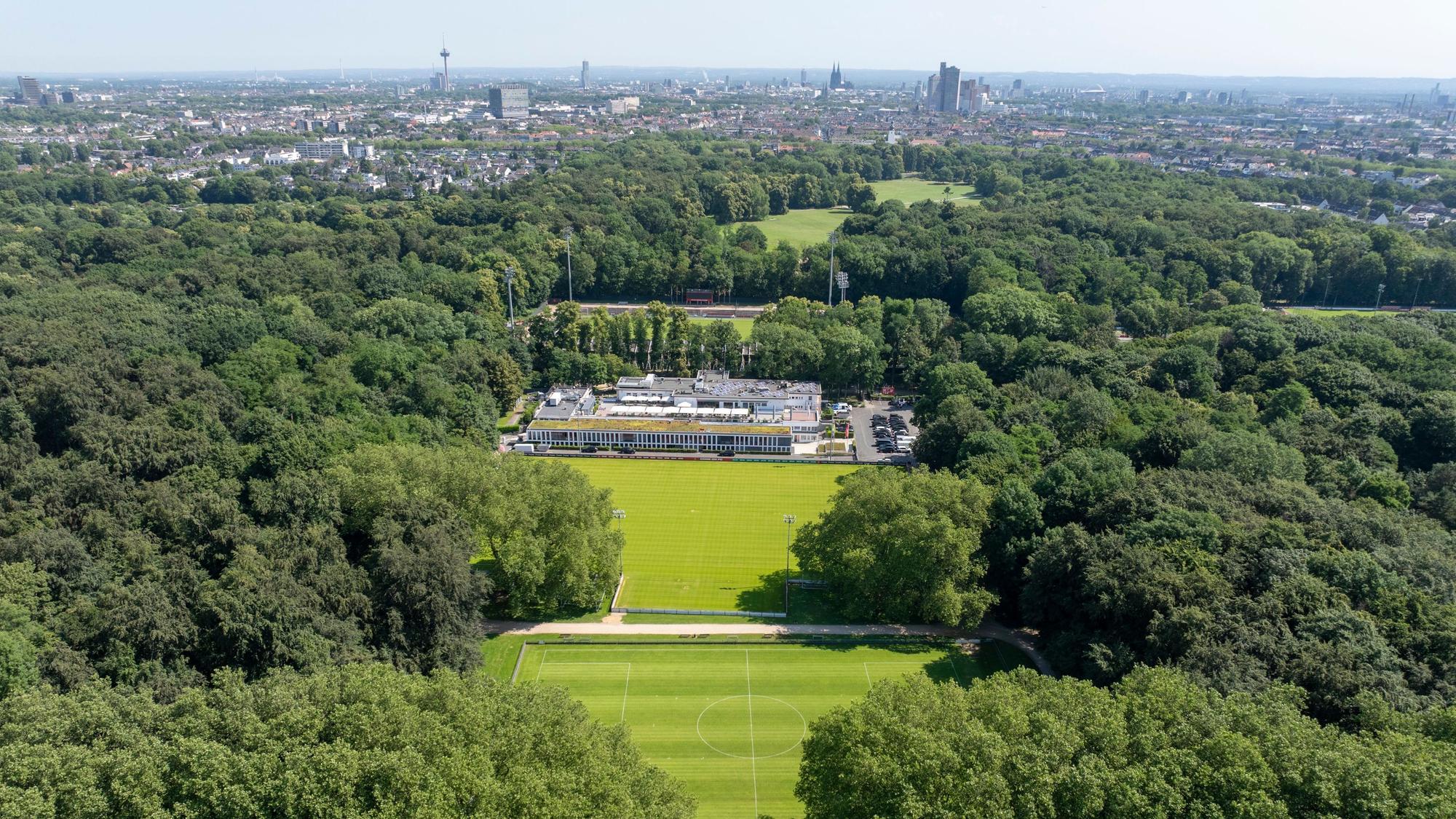 19.06.2026, Köln: Der Trainingsplatz Nummer 2 befindet sich auf dem Gelände des Fußballvereins 1. FC Köln am Geißbockheim im Rhein-Energie-Sportpark. Seit Jahren gibt es Streit um die Trainingsplätze des Vereins. Jetzt soll mit baulichen Veränderungen an Platz 2 ein Kompromiss gefunden werden. Foto: Uwe Weiser