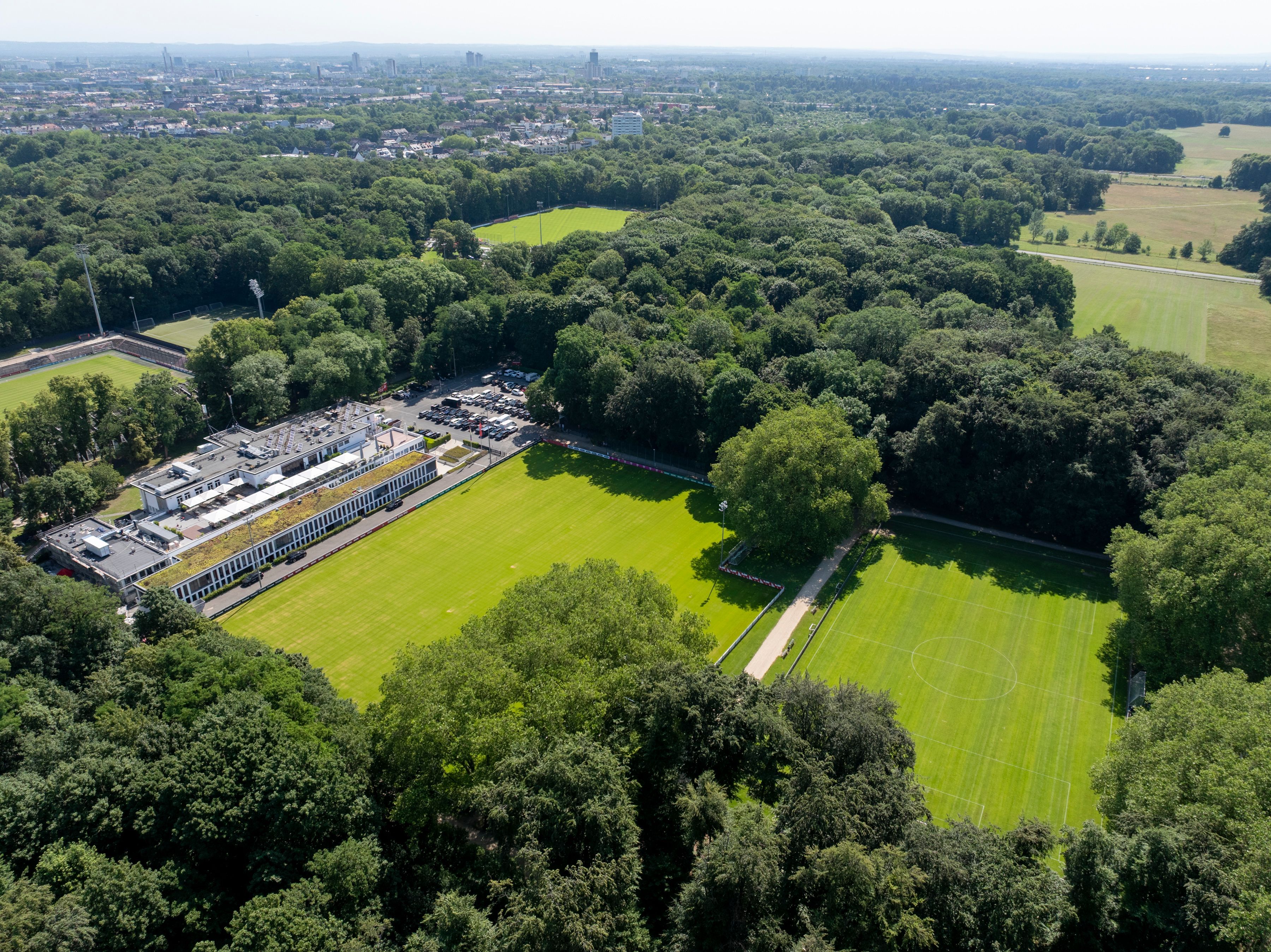 Blick auf das Geißbockheim und umliegende Trainingsplätze