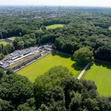 Blick auf das Geißbockheim und umliegende Trainingsplätze