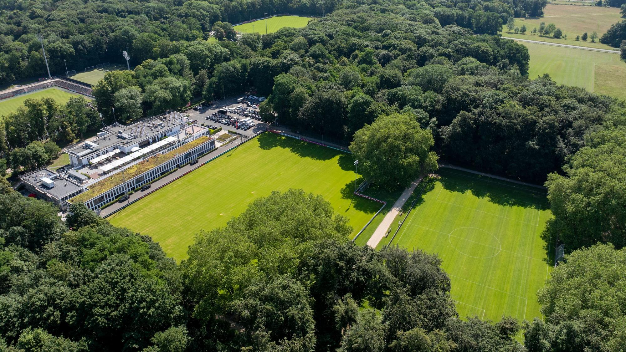 Blick auf das Geißbockheim und umliegende Trainingsplätze