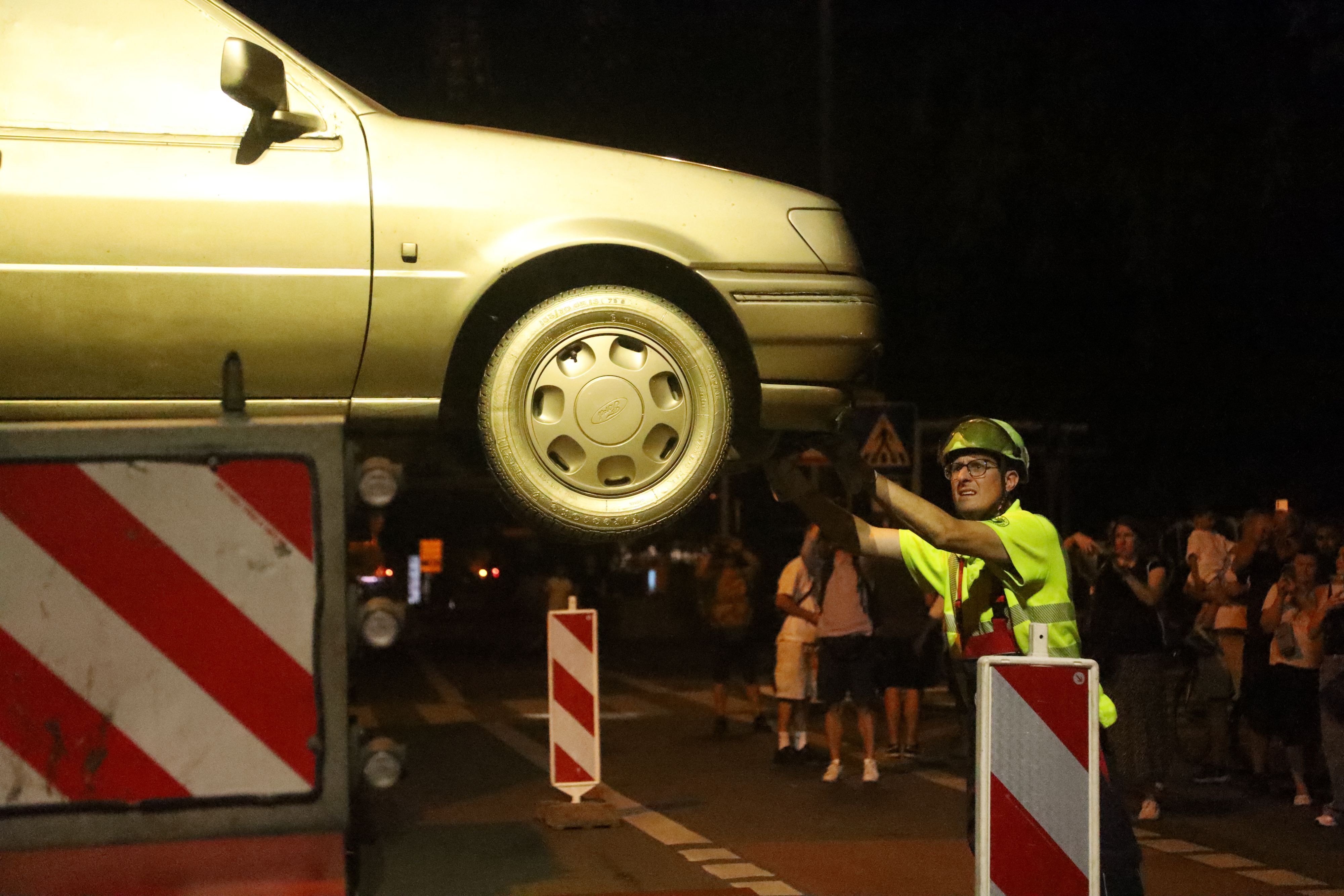 13.08.2026, Köln: Der „Goldene Vogel“, eine meist nur als  „Flügelauto“ bezeichnete Skulptur des Künstlers HA Schult, wird von seinem Platz auf dem Treppenturm des historischen Zeughauses entfernt. Dort war es seit 1991 platziert. Nach einer Restauration soll es an anderer Stelle wieder aufgestellt werden.  Foto: Arton Krasniqi