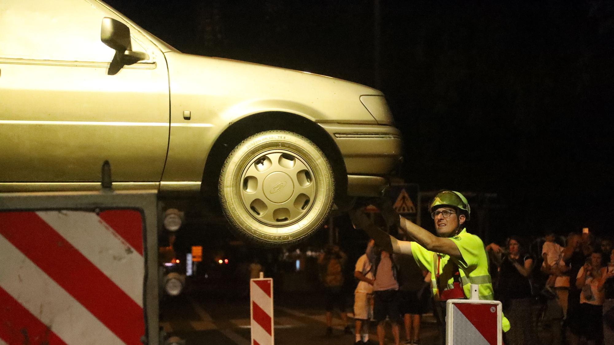 13.08.2026, Köln: Der „Goldene Vogel“, eine meist nur als „Flügelauto“ bezeichnete Skulptur des Künstlers HA Schult, wird von seinem Platz auf dem Treppenturm des historischen Zeughauses entfernt. Dort war es seit 1991 platziert. Nach einer Restauration soll es an anderer Stelle wieder aufgestellt werden. Foto: Arton Krasniqi