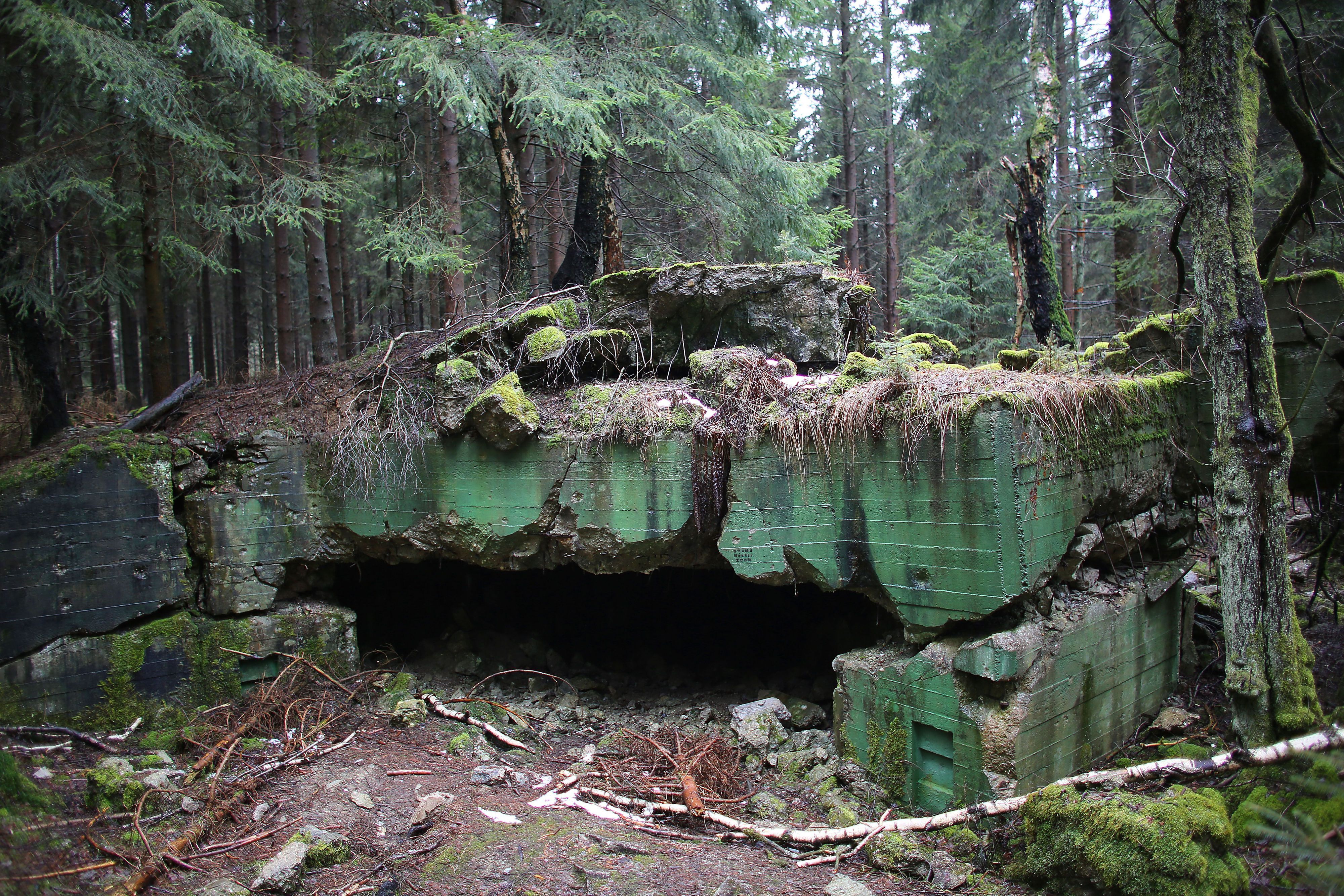 Reste einer gesprengten Bunkeranlage liegen in Vossenack bei Hürtgenwald (Nordrhein-Westfalen) im Wald.