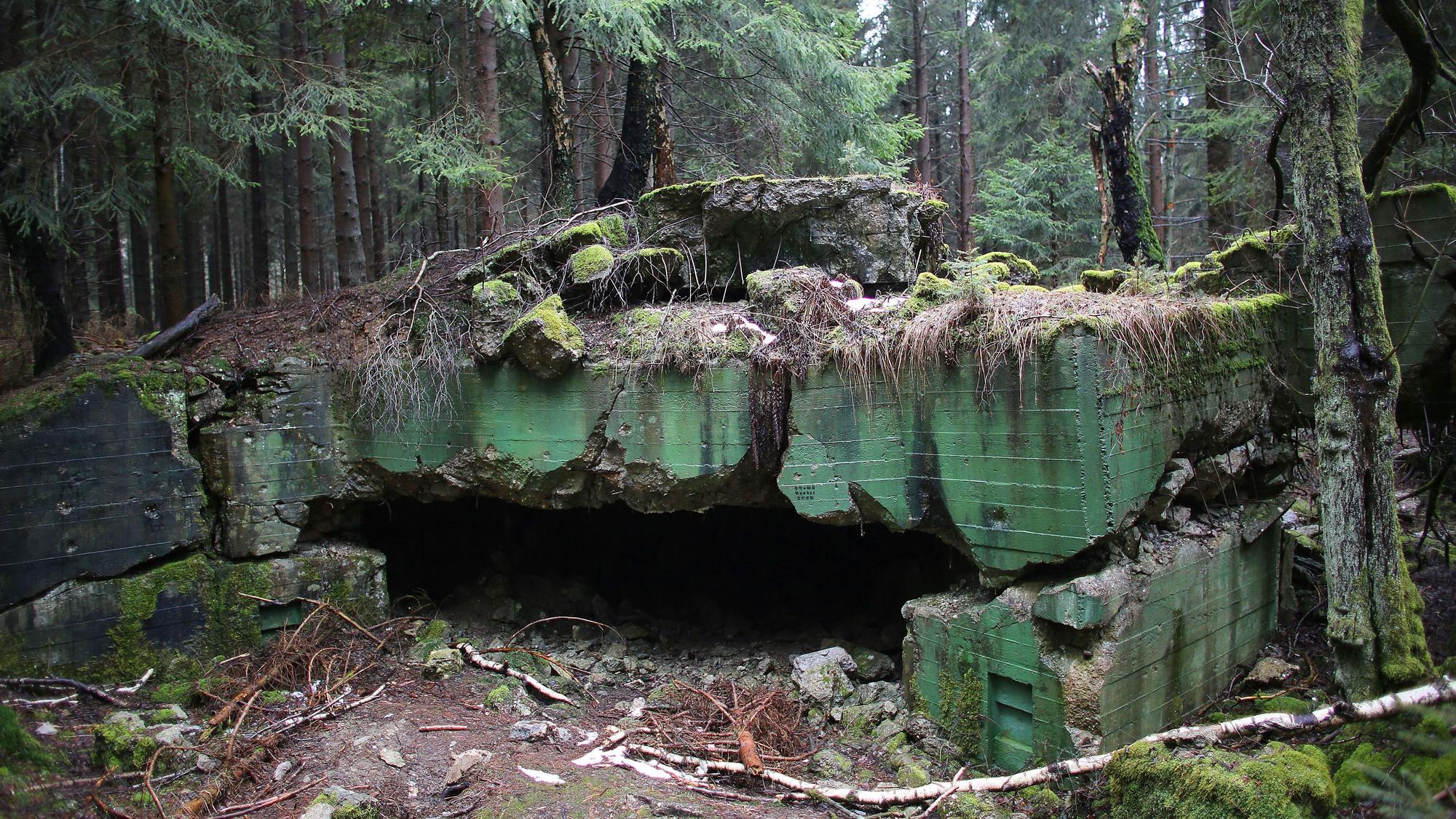 Reste einer gesprengten Bunkeranlage liegen in Vossenack bei Hürtgenwald (Nordrhein-Westfalen) im Wald.