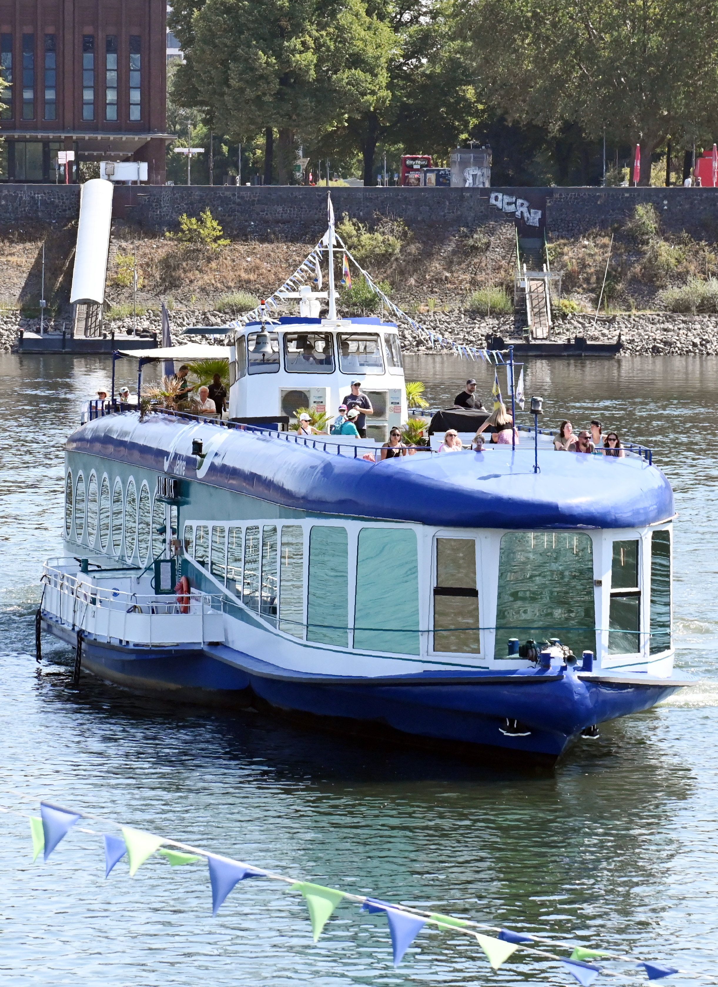 14.08.2026 Köln. Das Niedrigwasser im Rhein beeinträchtigt die Ausflugsschifffahrt. Die Pegelstände am Rhein bewegen sich weiterhin auf historisch niedrigem Niveau. Aktueller Pegel: 0,51m. Foto: Alexander Schwaiger