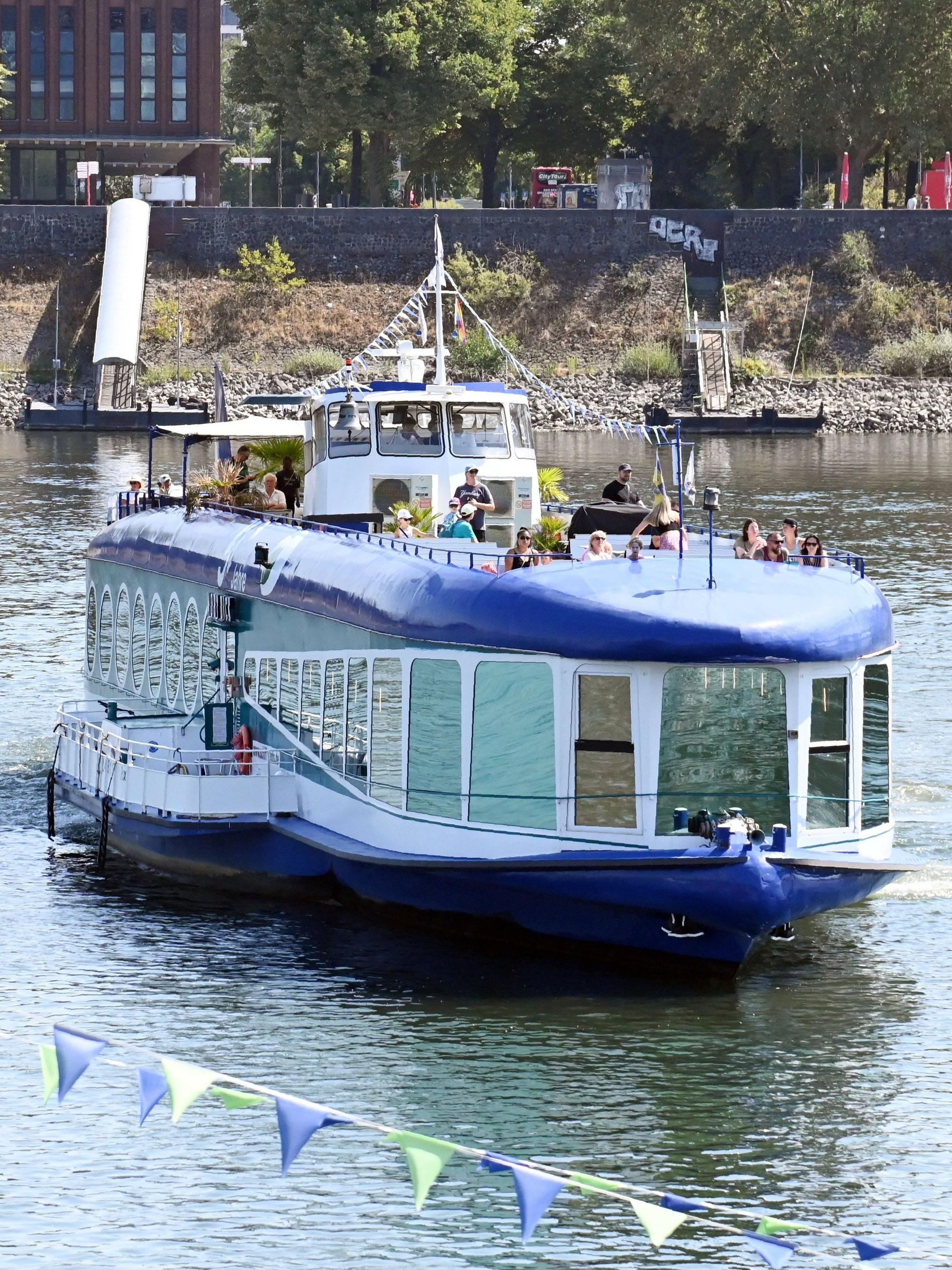 14.08.2026 Köln. Das Niedrigwasser im Rhein beeinträchtigt die Ausflugsschifffahrt. Die Pegelstände am Rhein bewegen sich weiterhin auf historisch niedrigem Niveau. Aktueller Pegel: 0,51m. Foto: Alexander Schwaiger