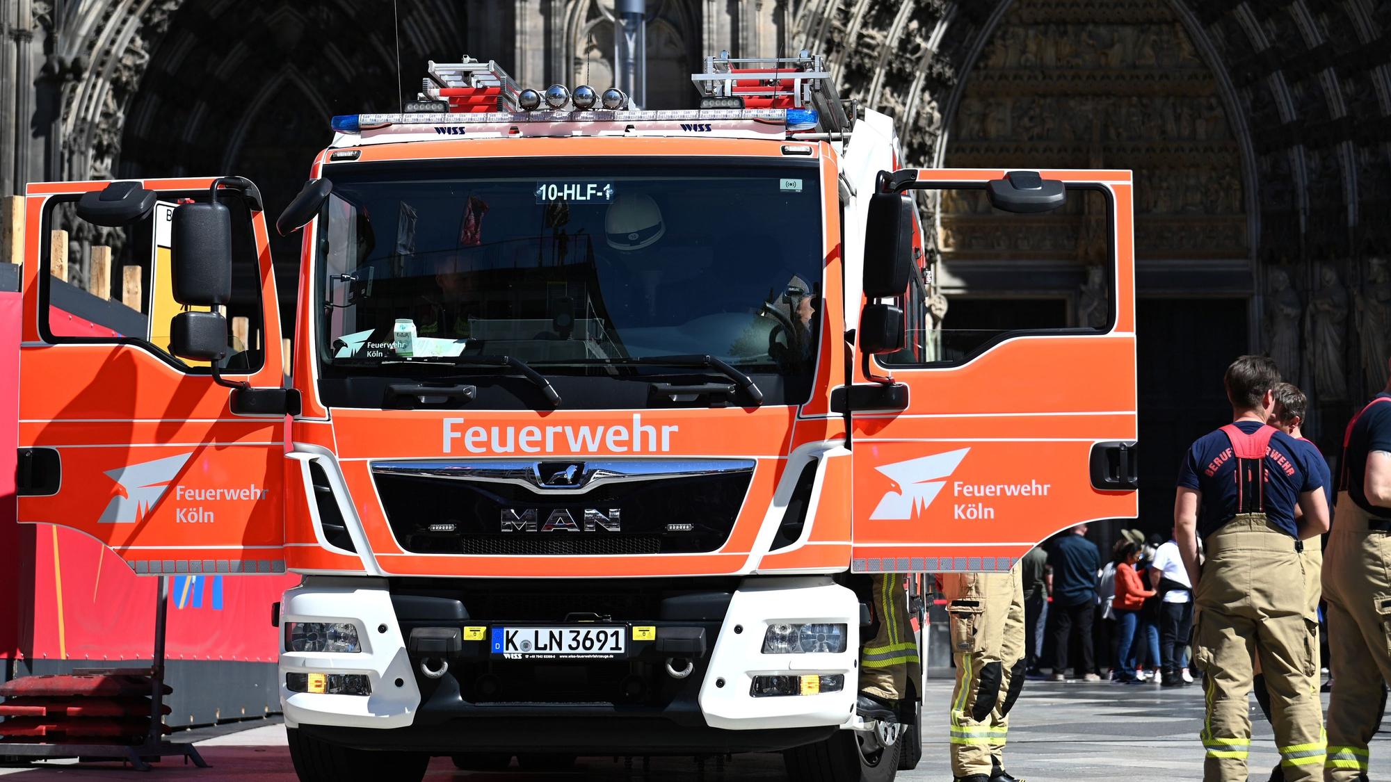 Mehrere Einsatzfahrzeuge der Feuerwehr sind im Kreis Düren bei der Bekämpfung des Waldbrandes gefordert. (Symbolbild)