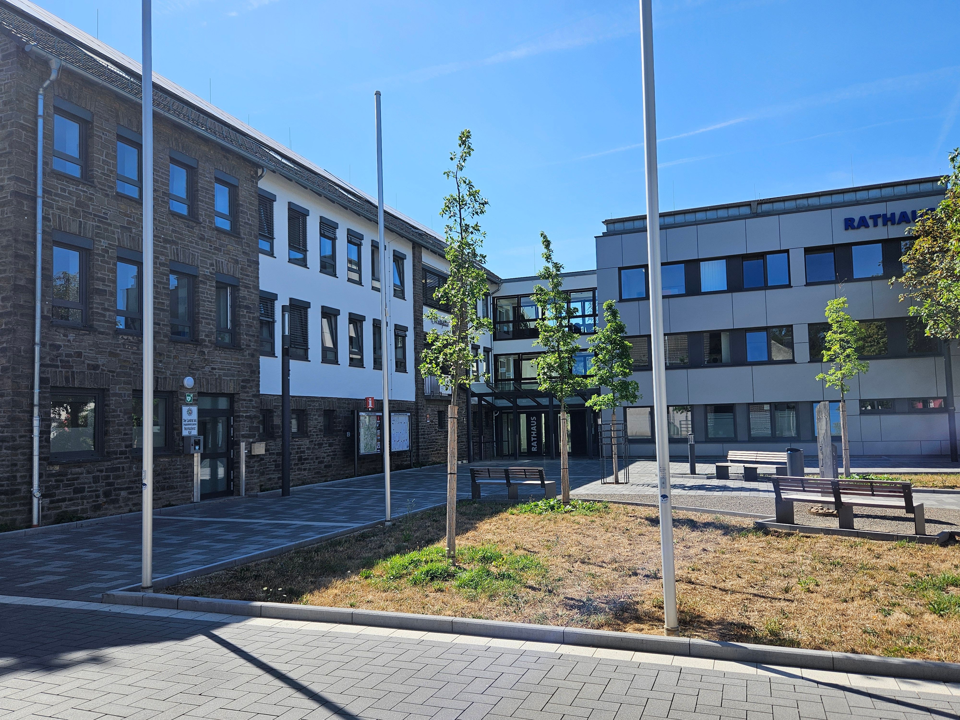 Blick auf den neuen und alten Rathausteil.