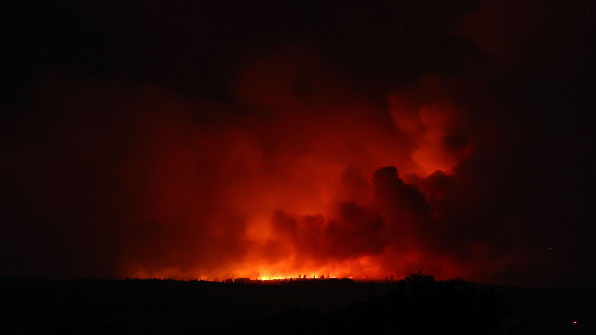 Blick auf ein Feuer im Naturschutzgebiet Hohe Venn