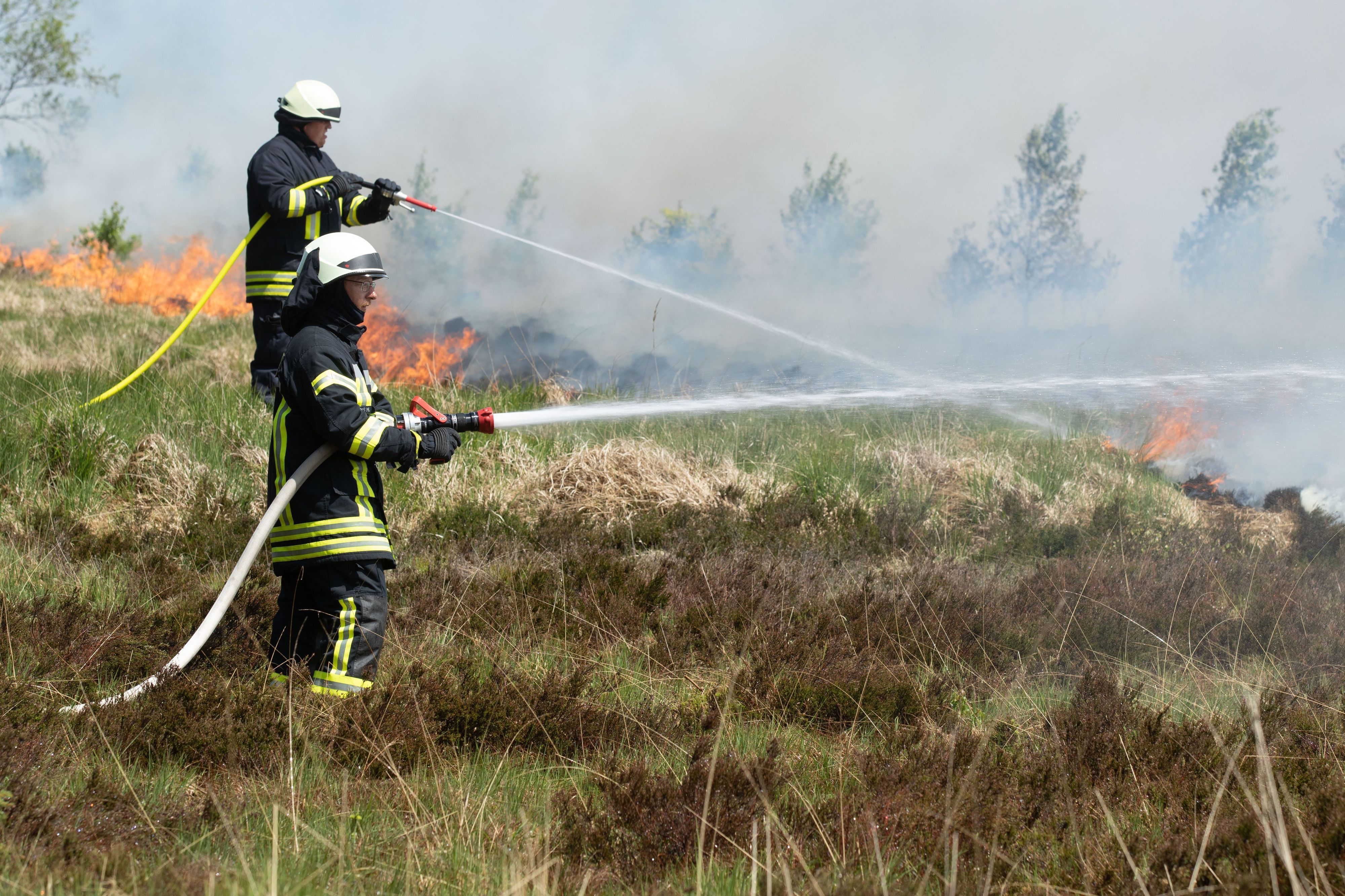 Die Feuerwehr versucht, einen Brand im Hohen Venn zu löschen. (Archivbild)