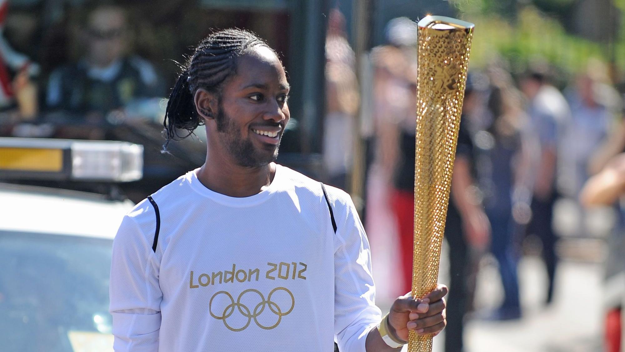 Jason Arday, trägt die olympische Fackel auf der Etappe des Fackellaufs zwischen Sutton (Londoner Stadtbezirk) und Merton (Londoner Stadtbezirk). (Archivbild)