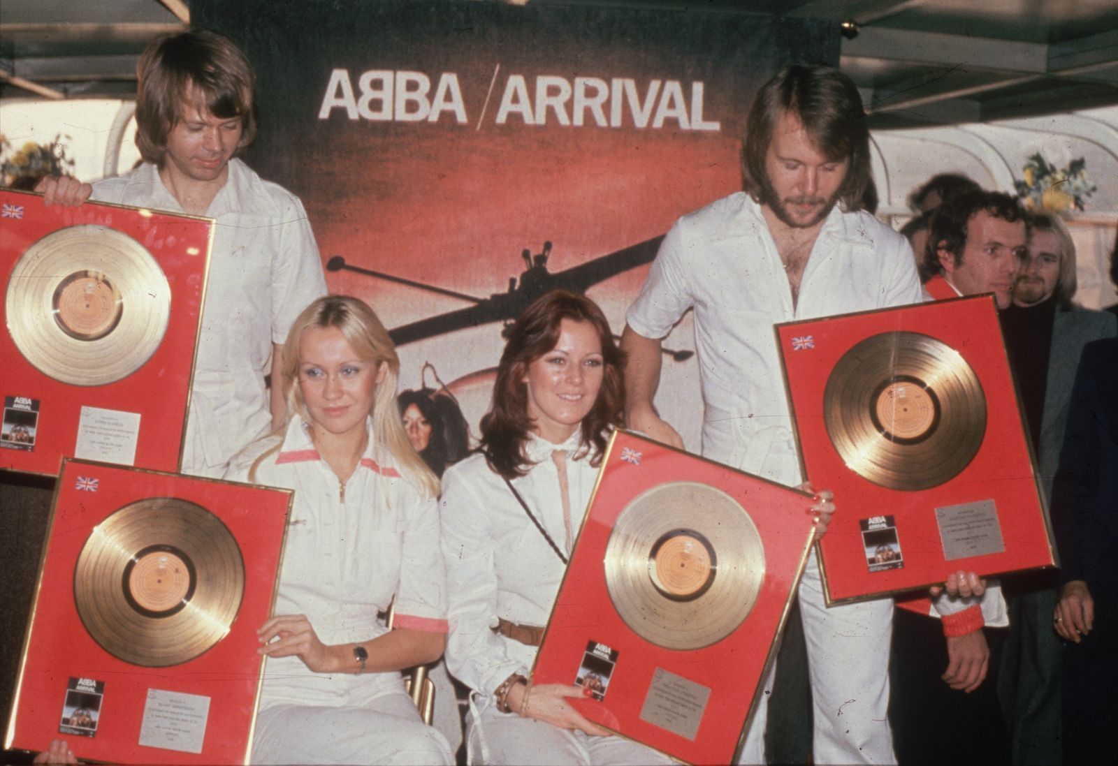 „Dancing Queen“ war der Leading Track für „Arrival“, ABBAs viertes Studio-Album. Es erschien im Oktober 1976 und wurde mit rund zehn Millionen verkauften Einheiten zu einem der Top-Seller in ABBAs Geschichte. Es war das erste Album, das auf dem Cover den ABBA-Schriftzug mit dem gespiegelten B enthielt. (Bild: Hulton Archive)