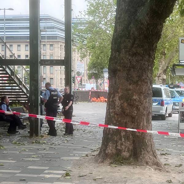 Absperrung am Rheinufer in Köln. Im Rhein wurde am Samstag (15. August) ein verdächtiger Gegenstand gefunden.