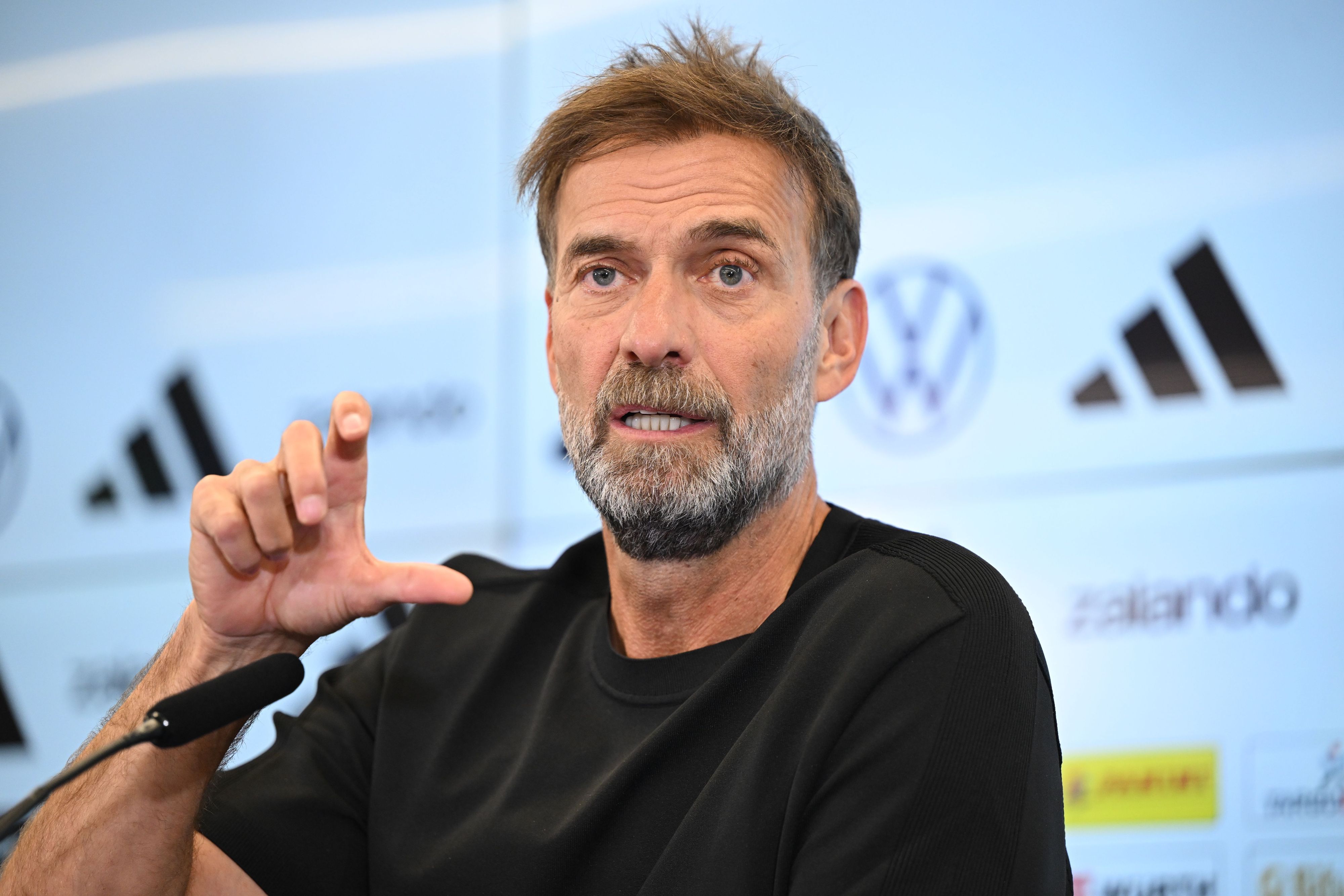 Jürgen Klopp spricht bei einer Pressekonferenz.