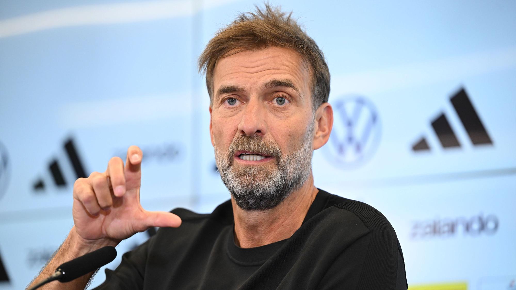 Jürgen Klopp spricht bei einer Pressekonferenz.