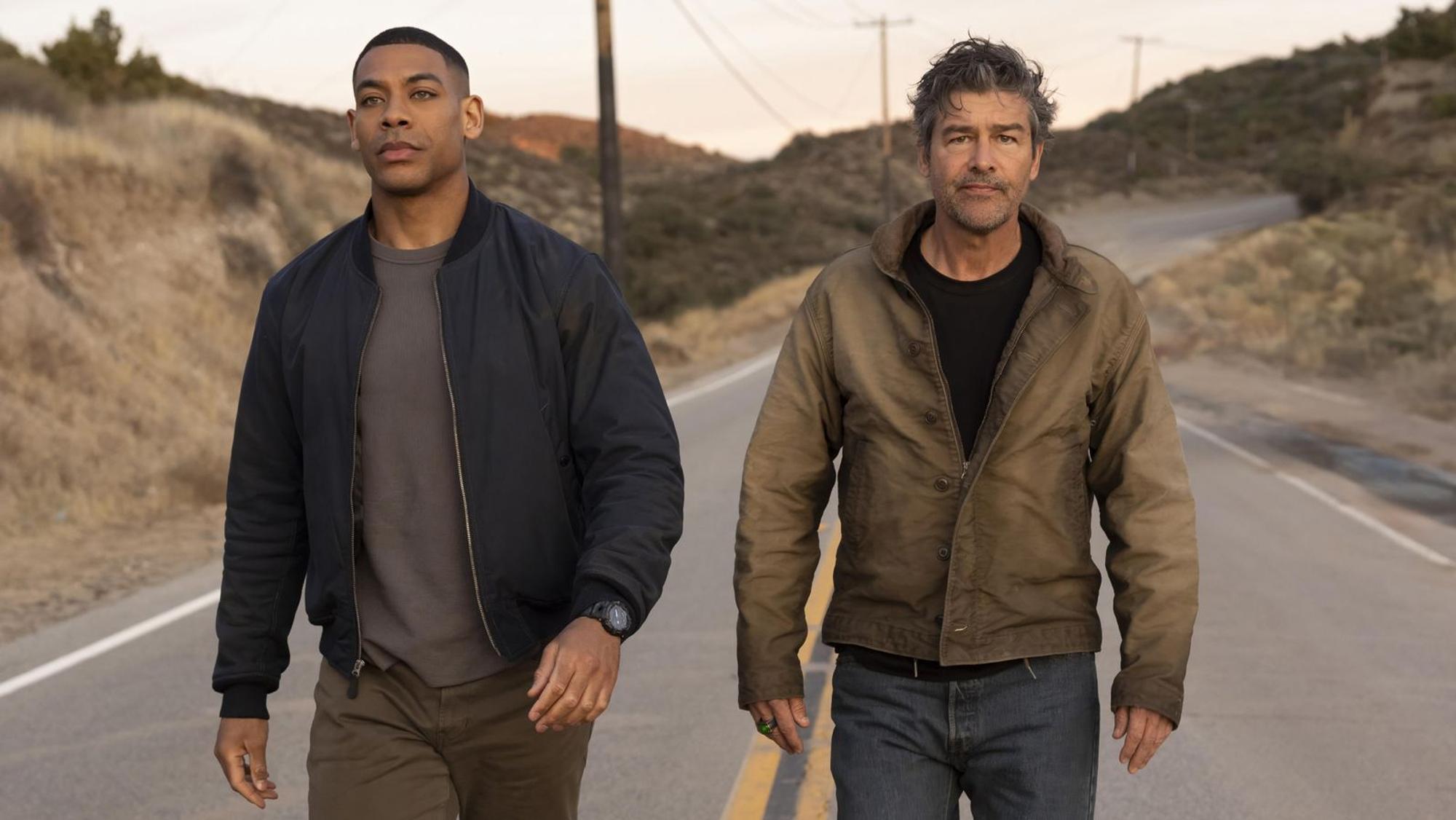 John Stewart (Aaron Pierre, links) soll von Hal Jordan (Kyle Chandler) lernen, ein guter Lantern zu sein. (Bild: HBO Max)