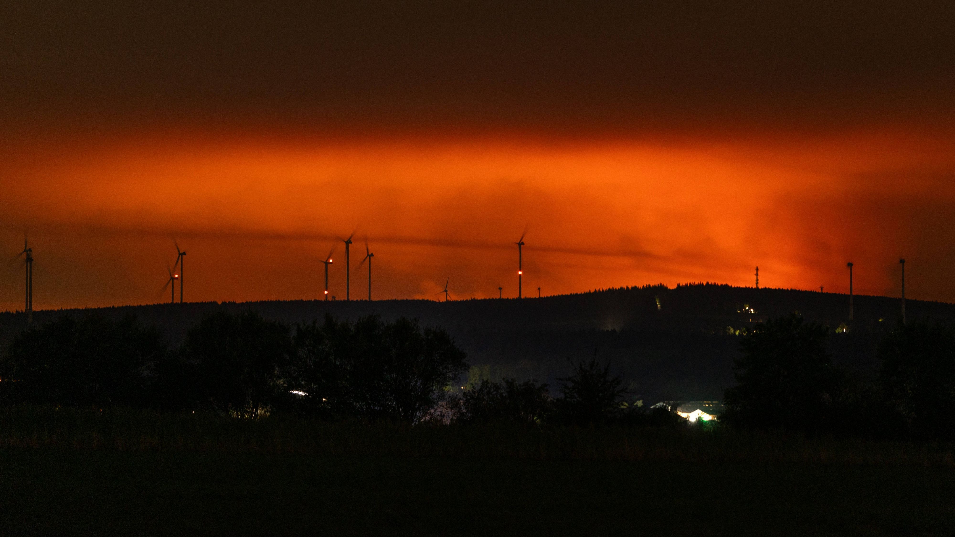 Der Waldbrand im Hohen Venn war in der Nacht auch von der Gemeinde Hürtgenwald aus zu sehen.