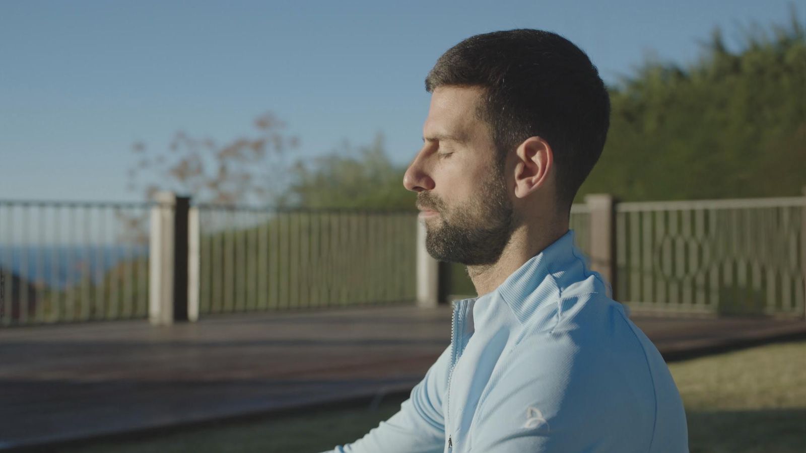 Vor 18 Jahren gewann Novak Djokovic erstmals einen Grand-Slam-Titel. Bis heute gehört der 39-Jährige zur Tenniselite. Der Dokumentarfilm „Novak Djokovic: Der Wolf im Winter“ zeichnet nun eine außergewöhnliche Karriere nach - auf und neben dem Court. (Bild: Amazon MGM Studios)