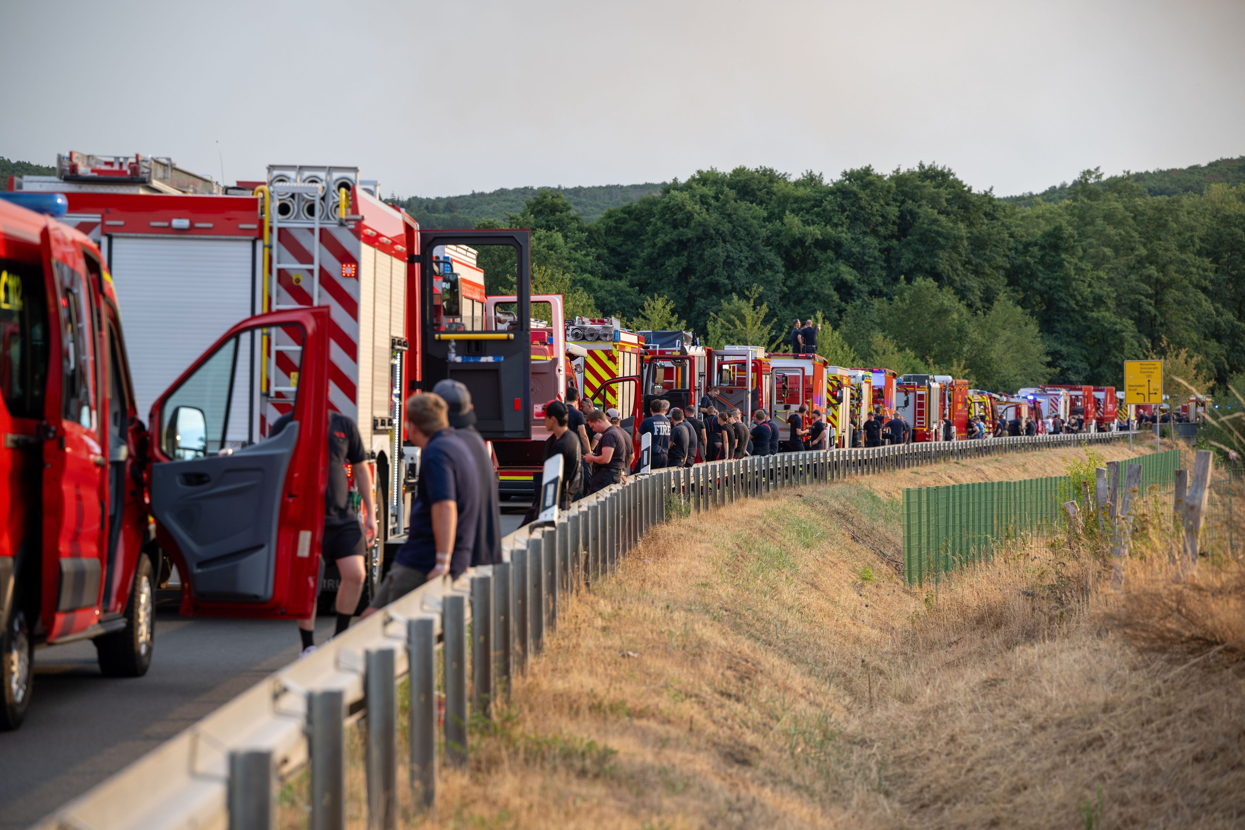 dpatopbilder - 14.08.2026, Nordrhein-Westfalen, Hürtgenwald: Einsatzkräfte der Feuerwehr warten auf der B399 bei Hürtgenwald-Gey. Foto: Harald Tittel/dpa +++ dpa-Bildfunk +++