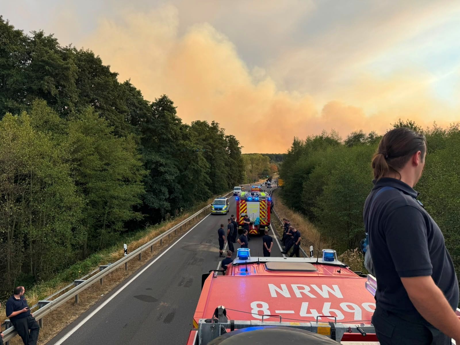 Die Feuerwehr Leverkusen unterstützt derzeit die Einsatzkräfte bei der Bekämpfung des Waldbrandes im Hürtgenwald im Kreis Düren.
