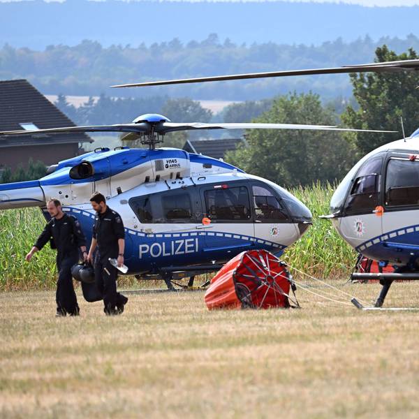 Hubschrauber der Polizei warten auf einem improvisierten Feldflugplatz auf den Einsatz.