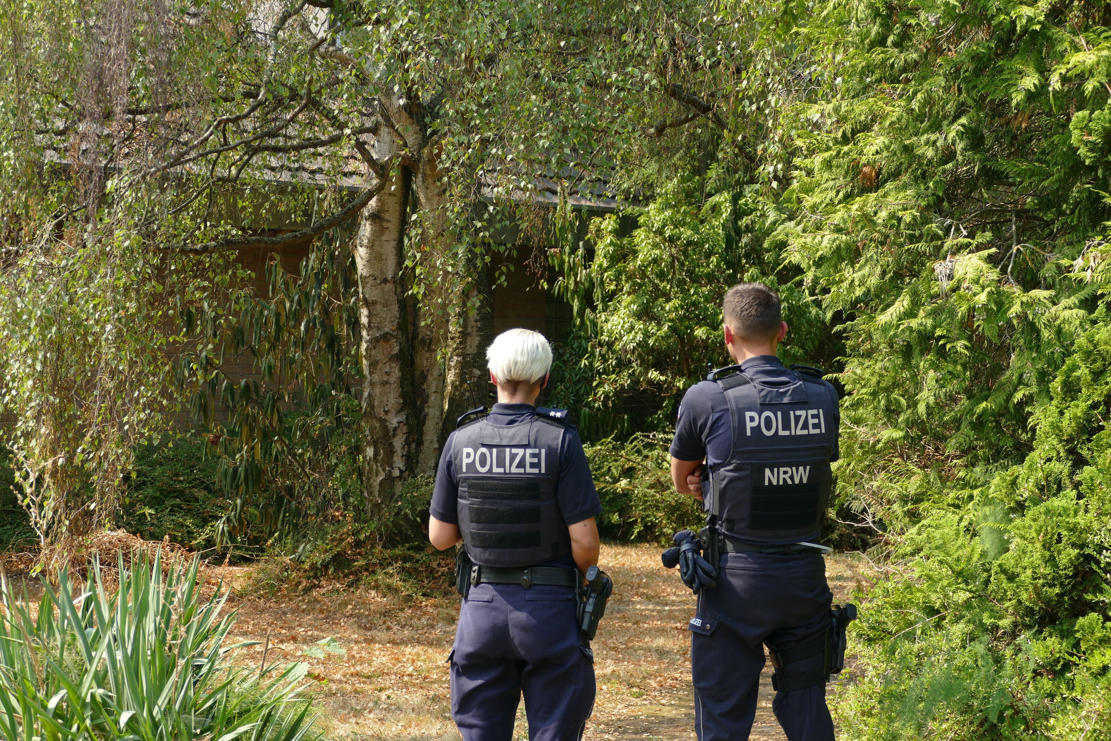 Polizeibeamte stehen vor dem Haus des 59-jährigen Mannes.