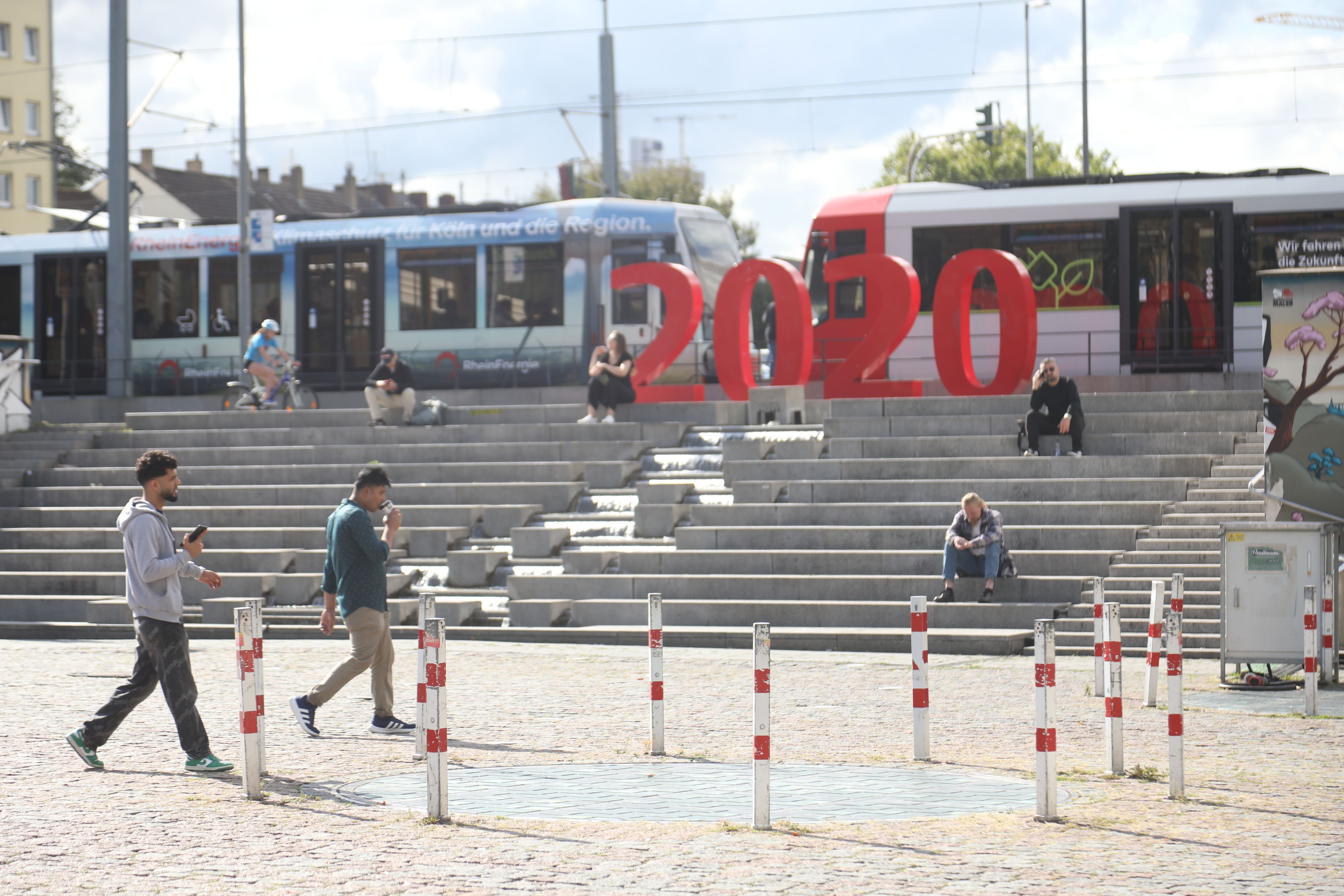 In großen, roten Lettern prangt die Jahreszahl „2020“ über dem Wiener Platz. Warum eigentlich?