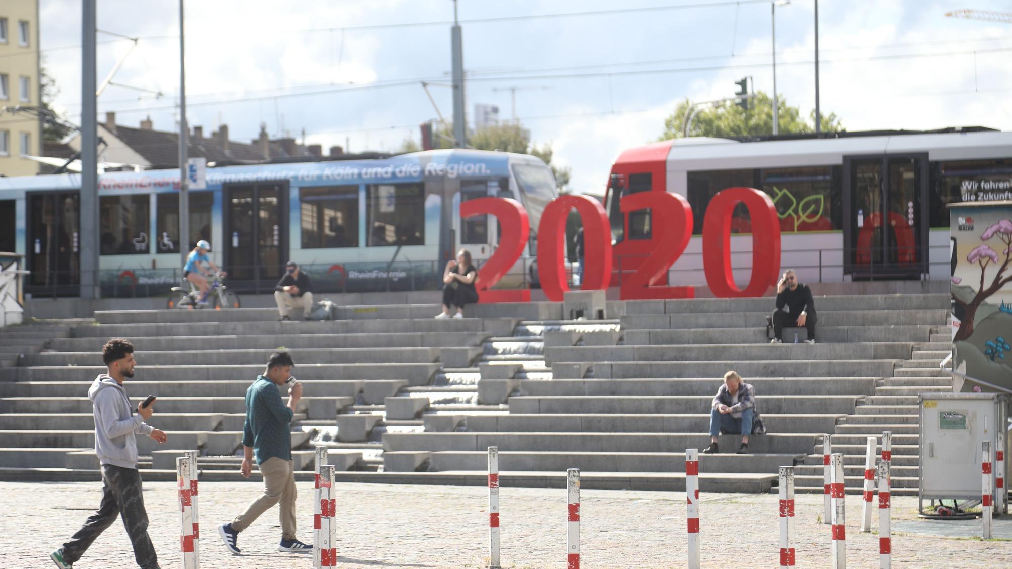 In großen, roten Lettern prangt die Jahreszahl „2020“ über dem Wiener Platz. Warum eigentlich?