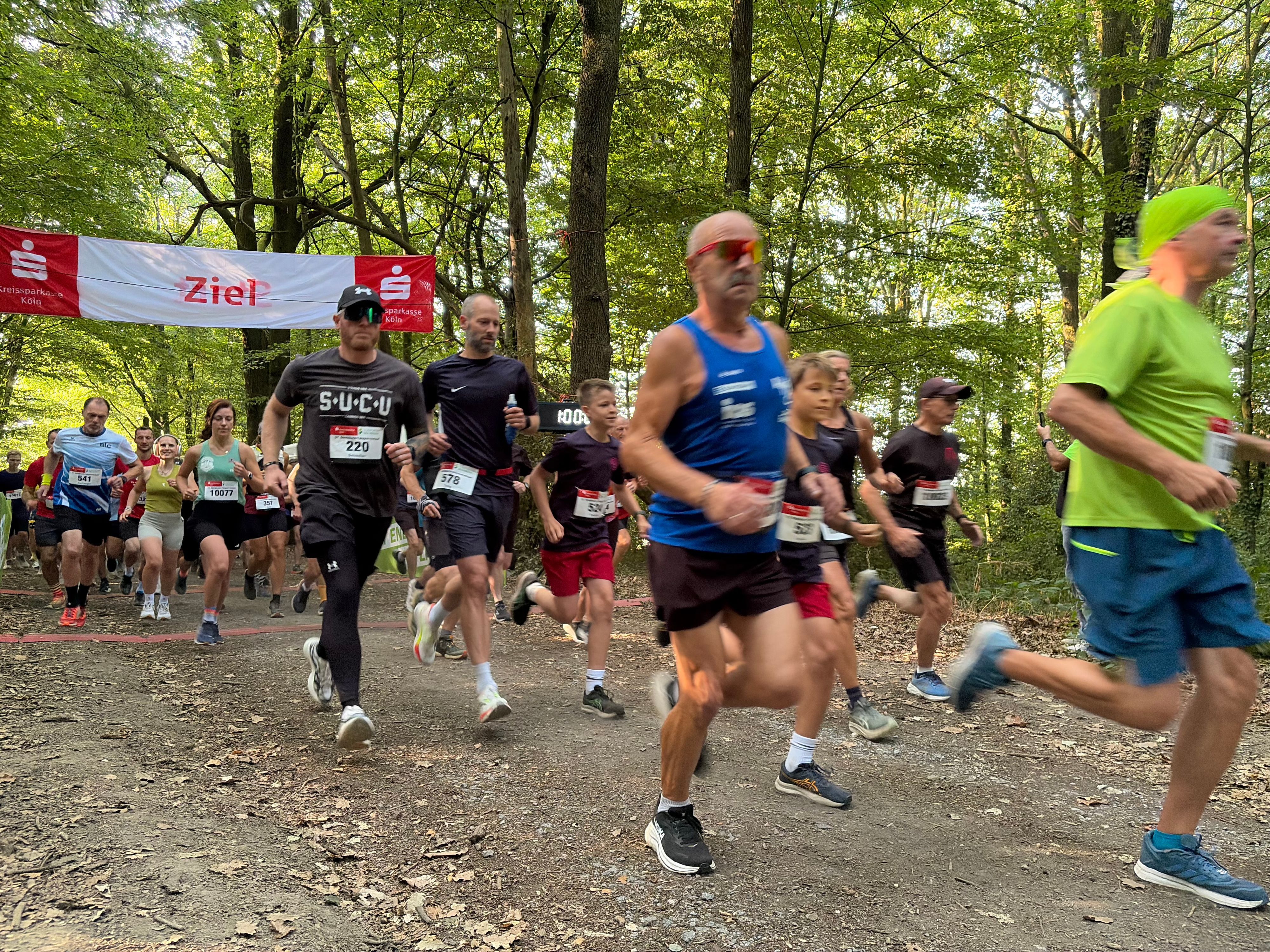Mehr als 400 Teilnehmerinnen und Teilnehmer hatten sich zu 11,3-Kilometer-Runde angemeldet.