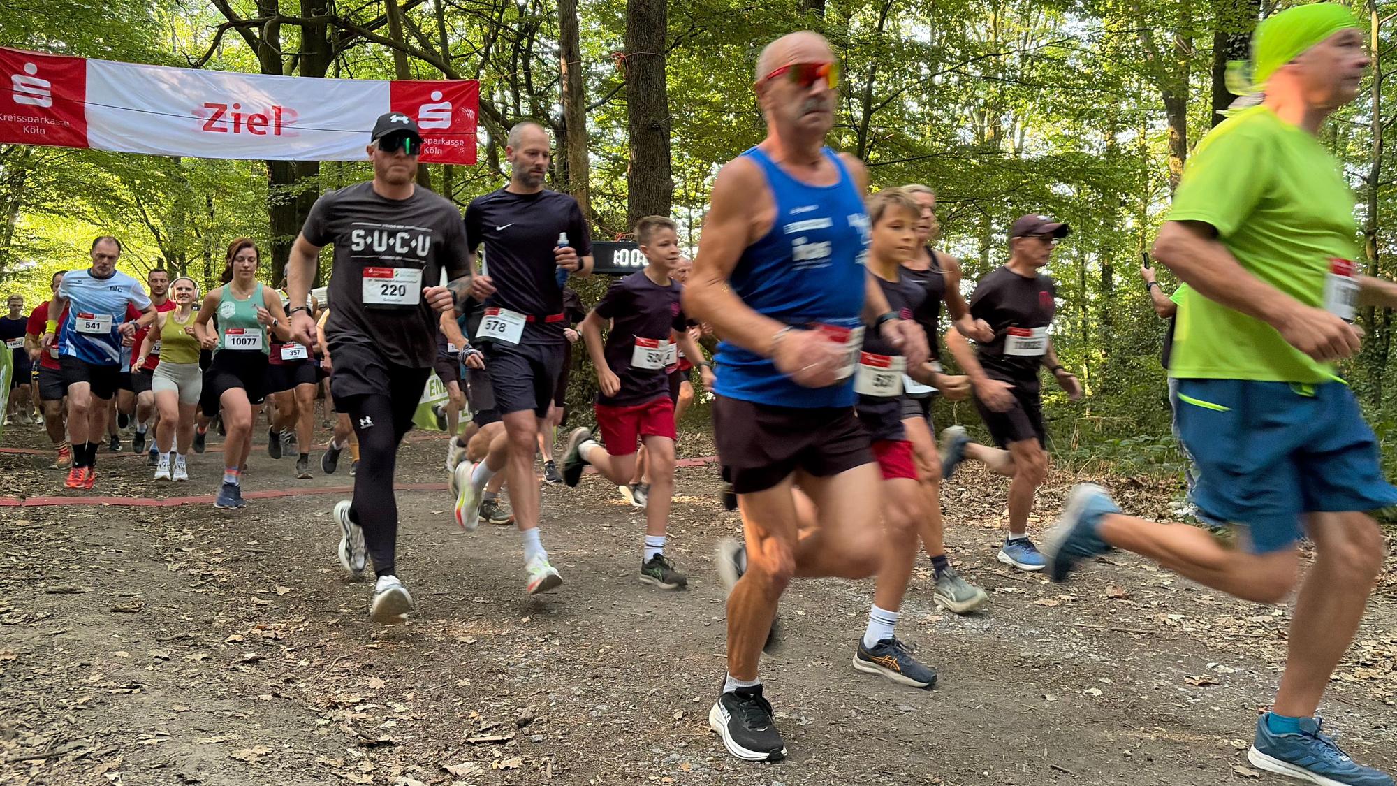 Mehr als 400 Teilnehmerinnen und Teilnehmer hatten sich zu 11,3-Kilometer-Runde angemeldet.