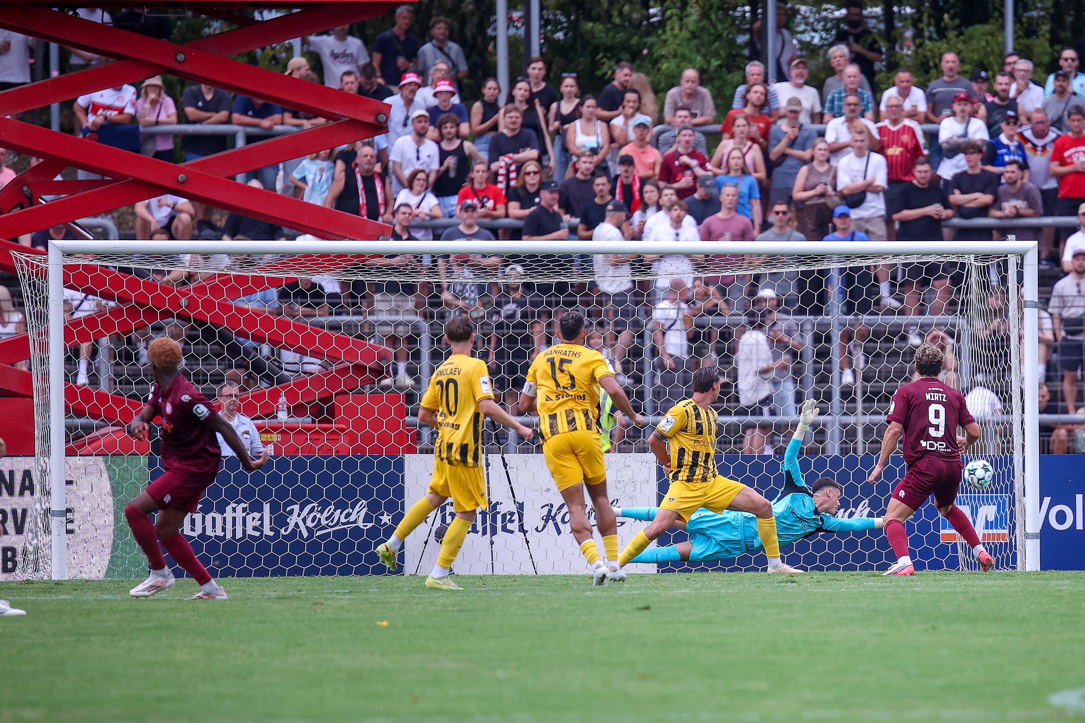 Romeo Aigbekaen (l.) trifft zum 1:1-Ausgleich gegen Alemannia Aachen.